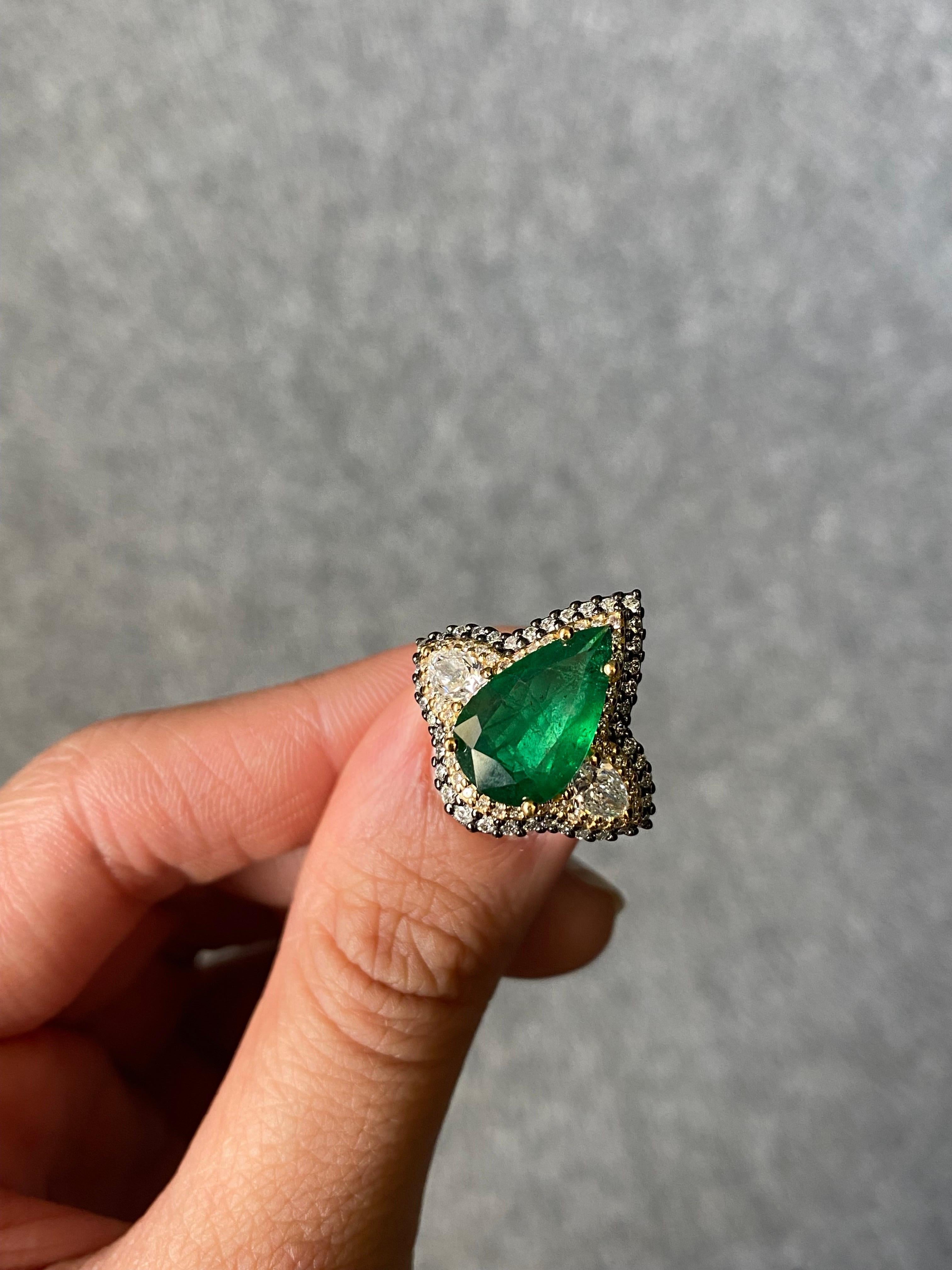 Taille poire Bague en or bicolore de style Art déco avec émeraude de Zambie en forme de poire de 3,28 carats et diamants en vente