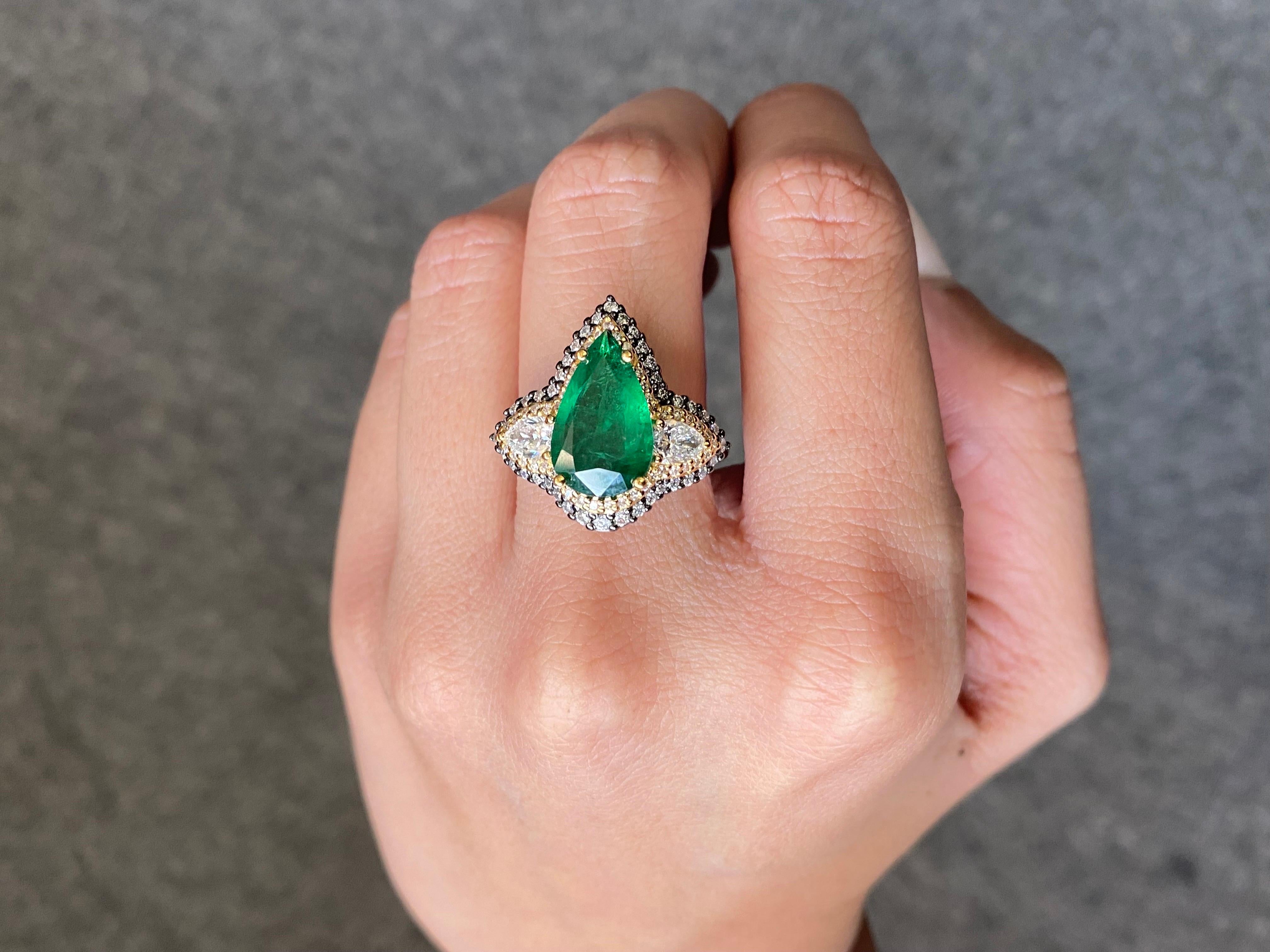 Art Deco Style 3.28ctw Pear Shape Zambian Emerald & Diamond Two Tone Gold Ring  In New Condition For Sale In Bangkok, Thailand