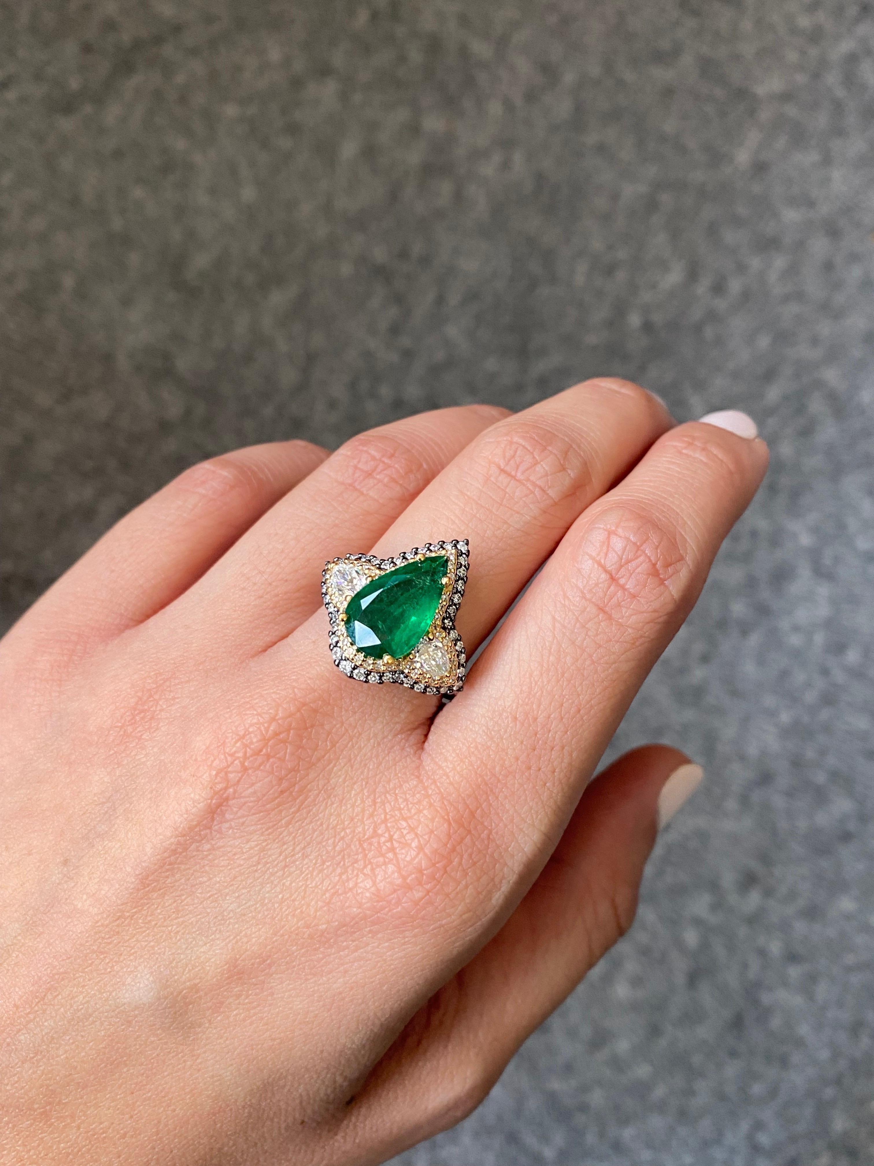 Bague en or bicolore de style Art déco avec émeraude de Zambie en forme de poire de 3,28 carats et diamants Pour femmes en vente
