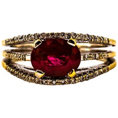 Anillo de cóctel de oro amarillo con diamantes blancos y rubíes talla oval de 3,35 quilates estilo art déco