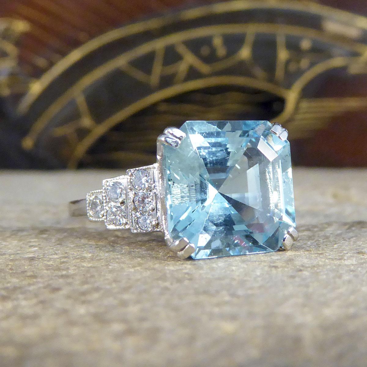 Dieser absolut atemberaubende Ring enthält einen 3,50ct schönen Asscher Cut Aquamarin. Der Aquamarin hat einen sehr kleinen natürlichen Fehler auf der Innenseite und zeigt eine schöne blaue Farbe, und auf jeder Schulter des Rings sitzen eine