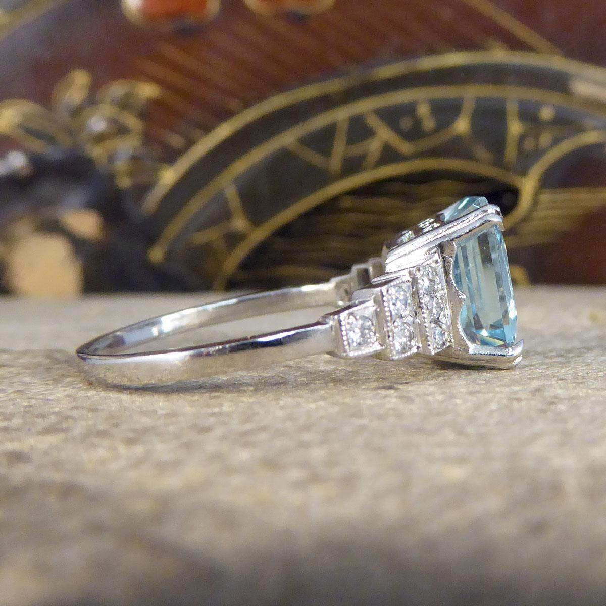 Ring aus Platin mit 3,50 Karat Aquamarin im Asscher-Schliff und Diamant im Art déco-Stil im Zustand „Hervorragend“ in Yorkshire, West Yorkshire
