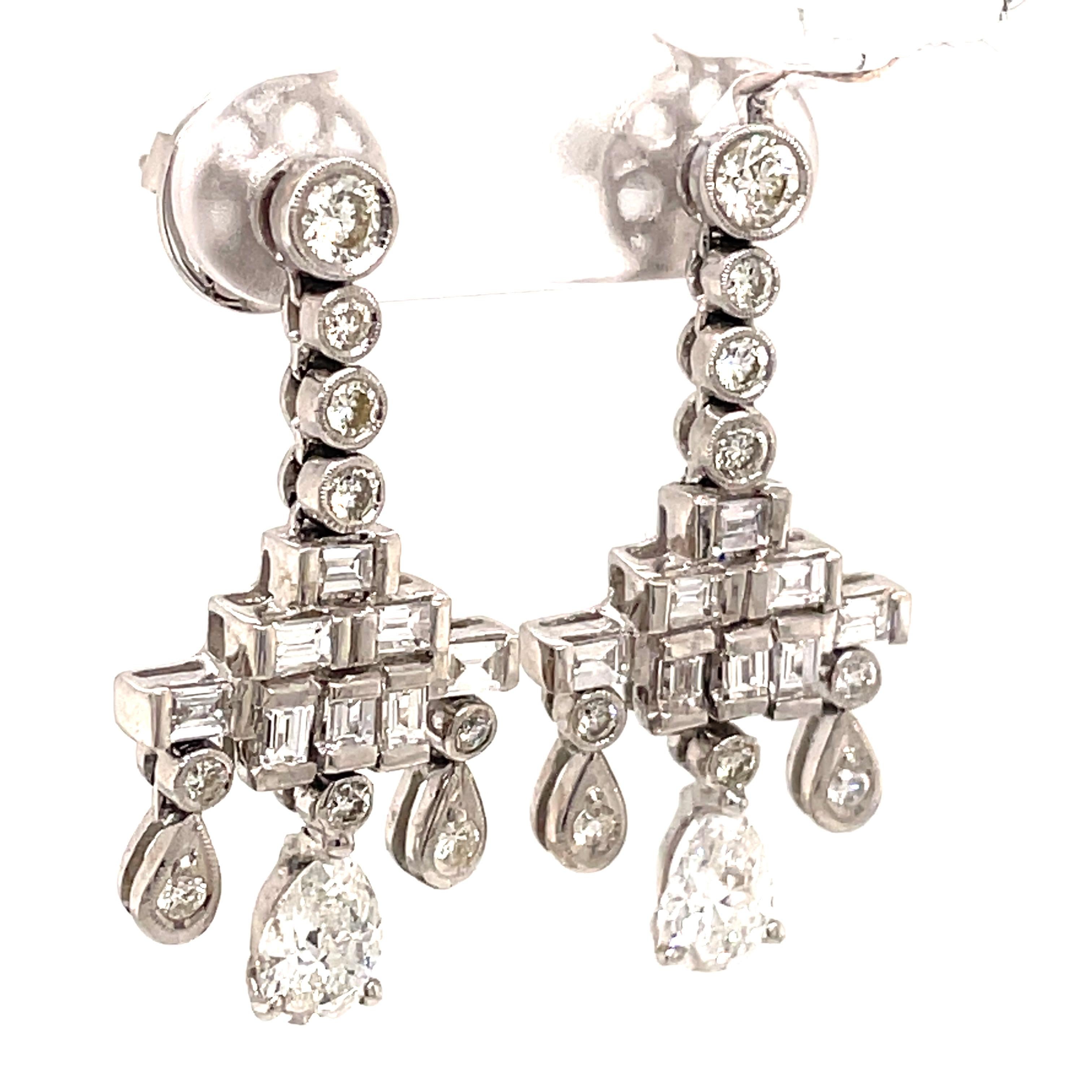 Art Deco Stil 3,70 Karat Birnen-Diamant-Kronleuchter-Ohrringe 18k Weißgold (Art déco) im Angebot