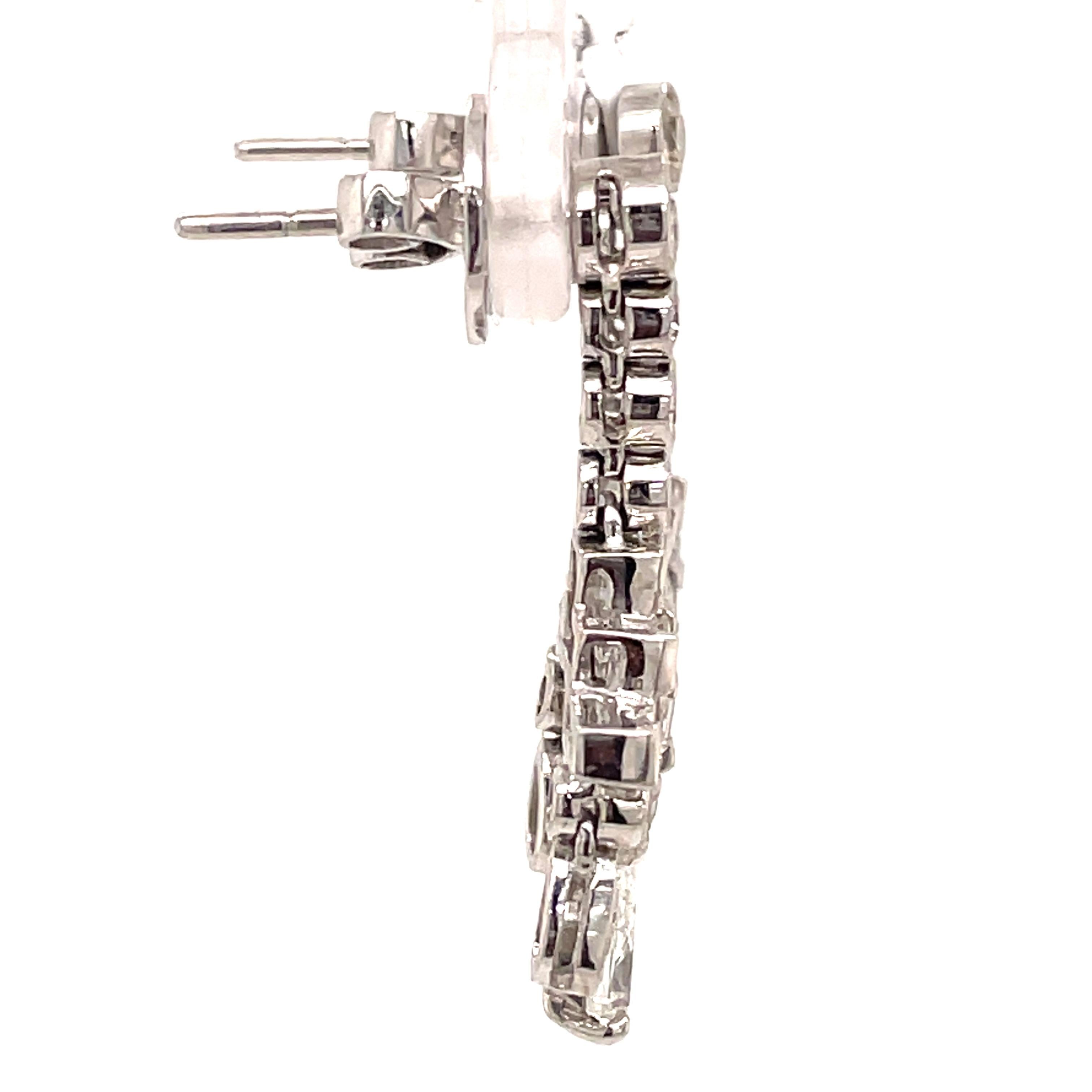 Boucles d'oreilles chandelier en or blanc 18 carats avec diamants en forme de poire de 3,70 carats, style Art déco Neuf - En vente à BEVERLY HILLS, CA