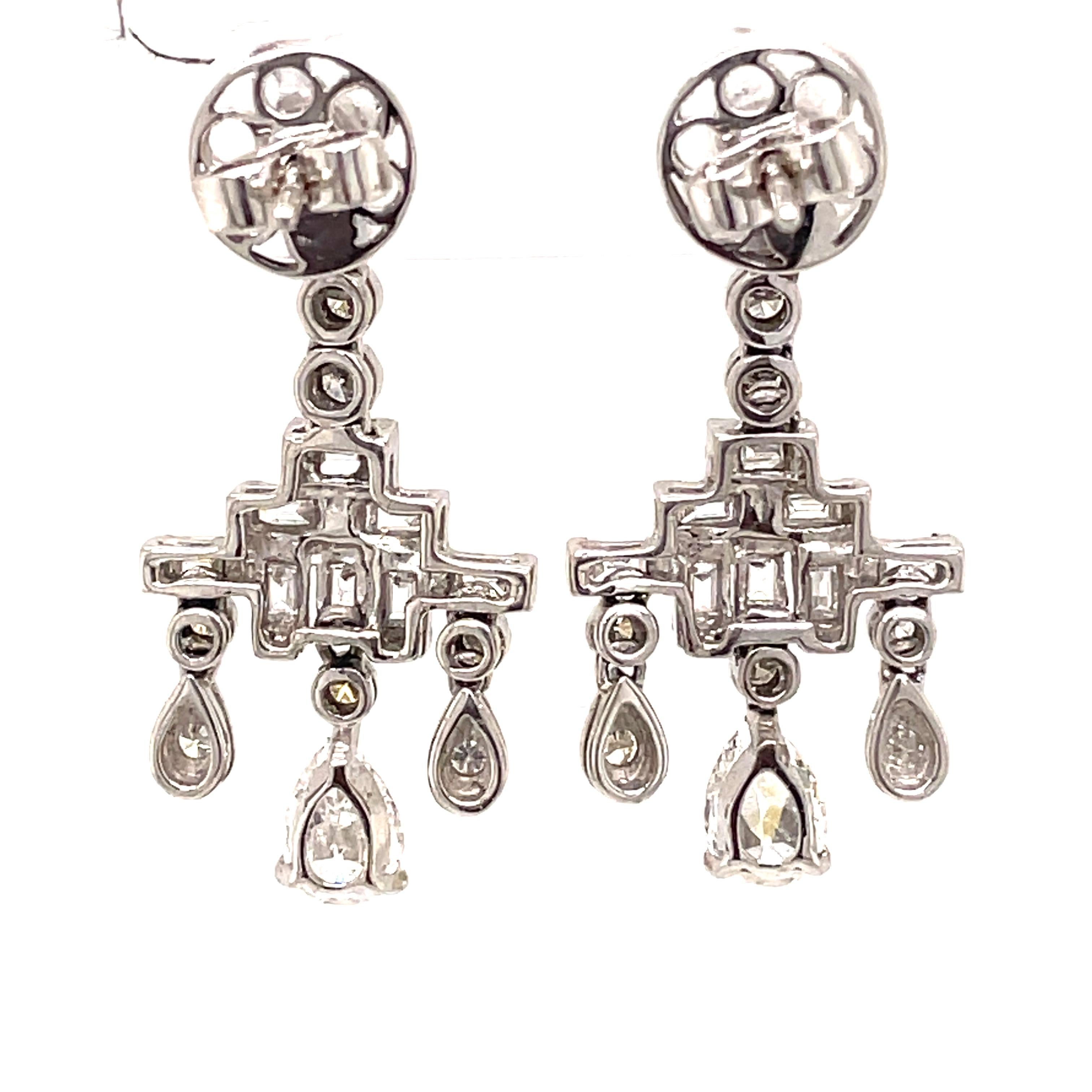 Boucles d'oreilles chandelier en or blanc 18 carats avec diamants en forme de poire de 3,70 carats, style Art déco Pour femmes en vente