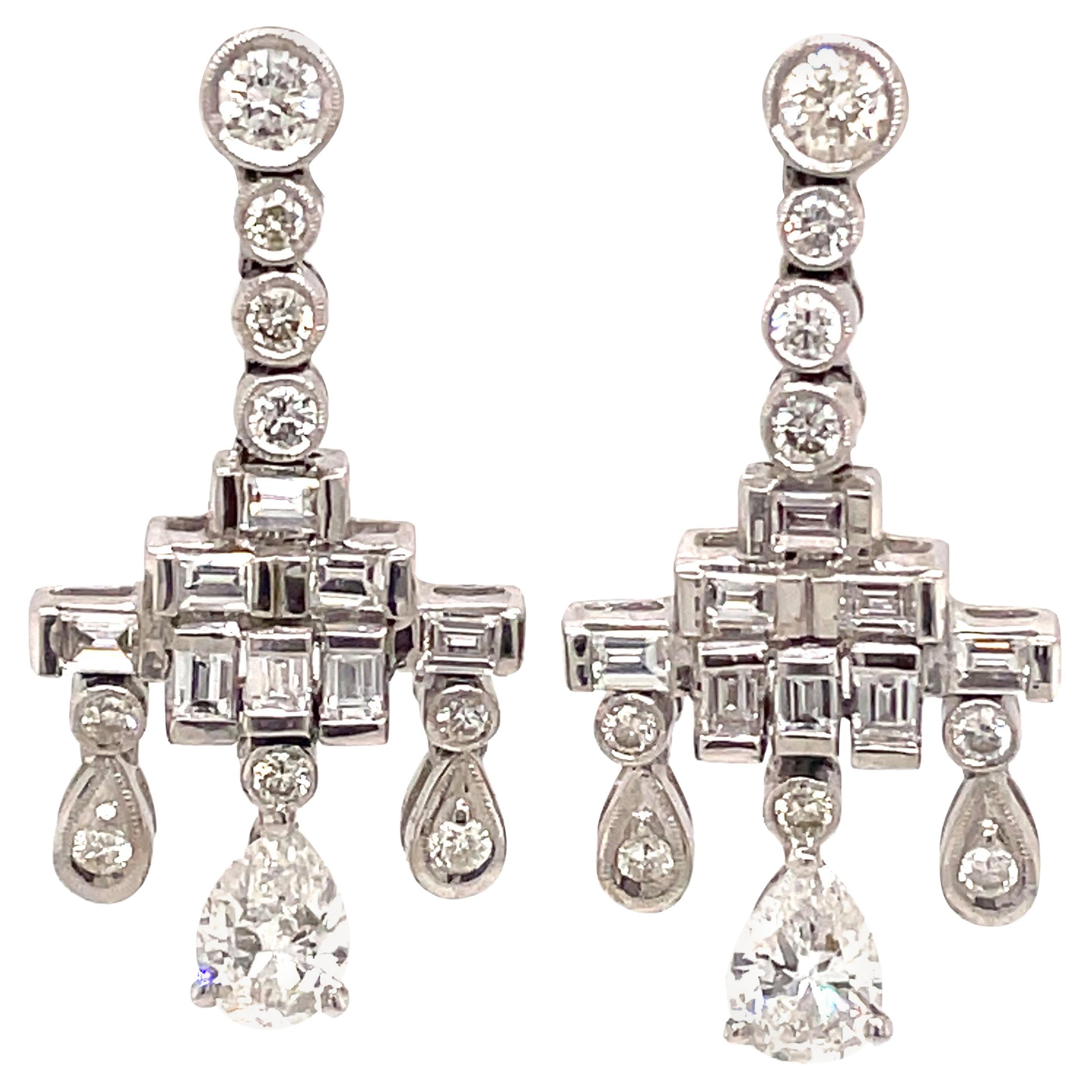 Boucles d'oreilles chandelier en or blanc 18 carats avec diamants en forme de poire de 3,70 carats, style Art déco en vente