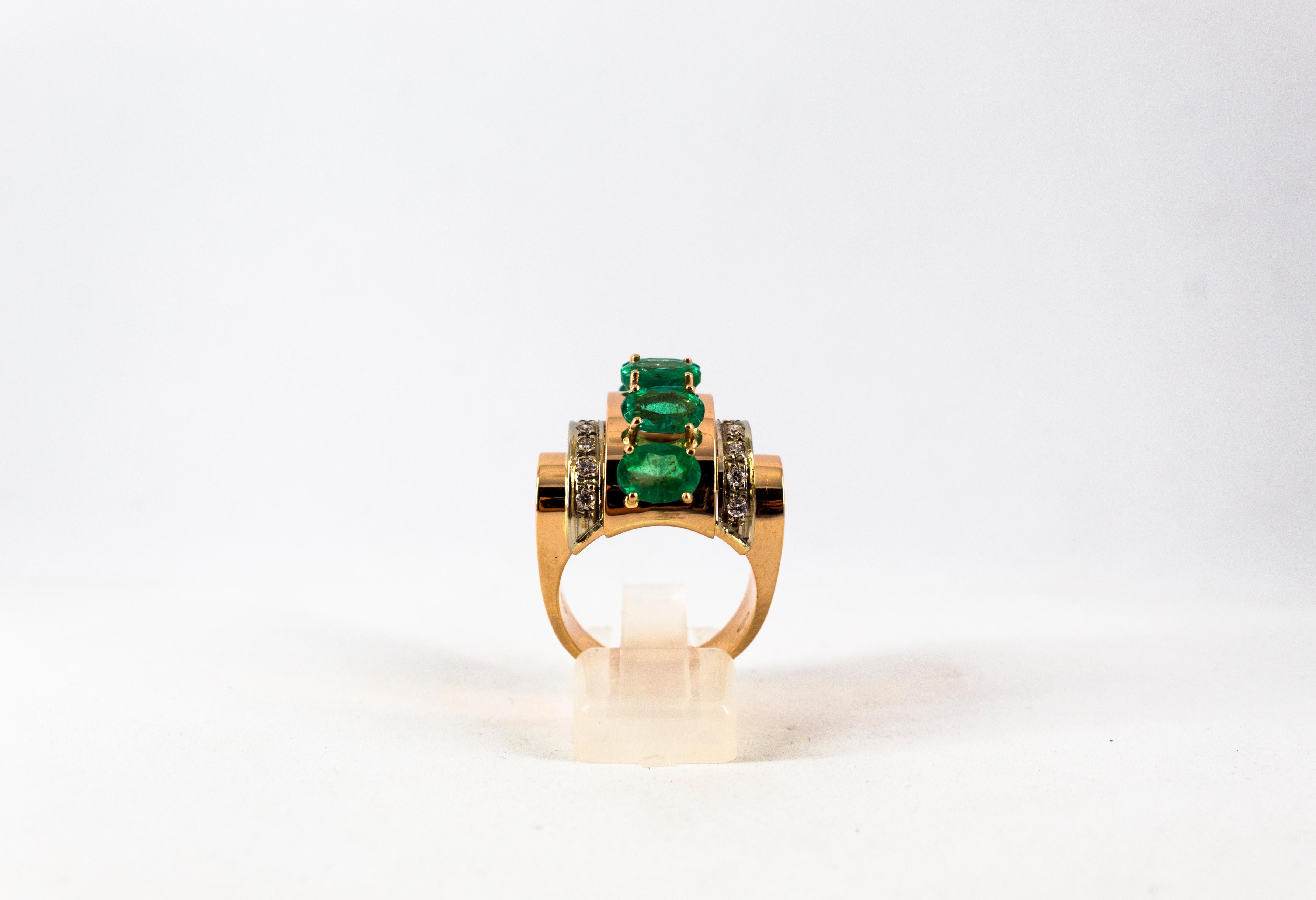 Cette bague est fabriquée en or jaune 14K.
Cette bague contient 0,30 carats de diamants blancs de taille brillant.
Cette bague contient 4,00 carats d'émeraudes de taille ovale.
Cette bague est également disponible avec des rubis ou des saphirs