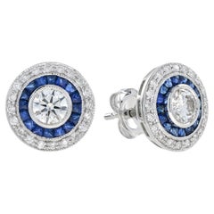 Clous d'oreilles de style Art déco en or blanc 18 carats avec 4,4 diamants ronds et saphirs bleus