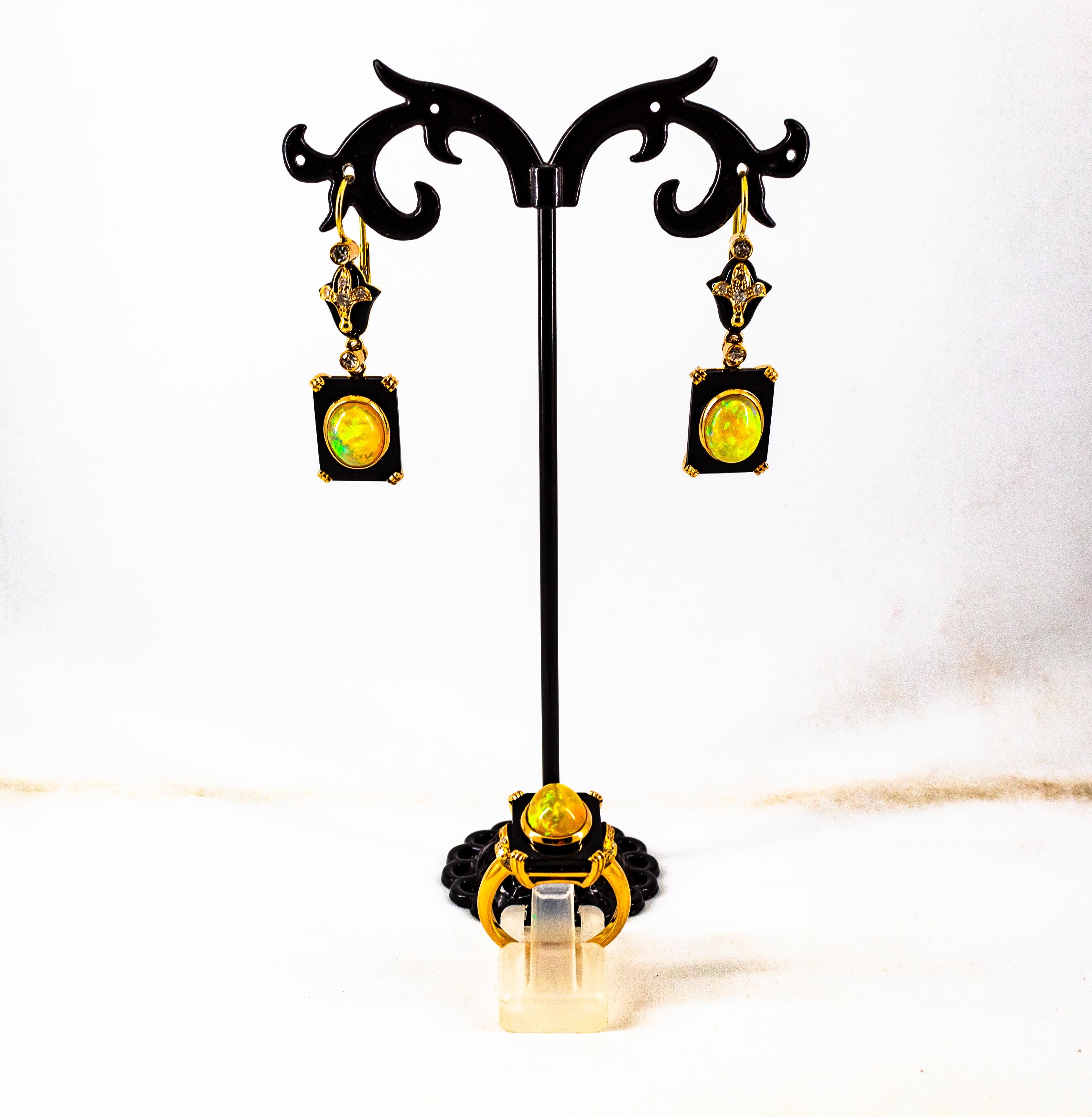 Taille brillant Boucles d'oreilles en goutte de style Art déco en or jaune avec opale et onyx blancs de 4,46 carats en vente