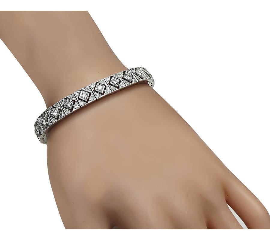 Esta es una encantadora pulsera de oro blanco de 14 quilates inspirada en la época Art Déco. La pulsera está engastada con brillantes diamantes de talla redonda que pesan aproximadamente 4.60 ct. El color de los diamantes es G con claridad VS. La