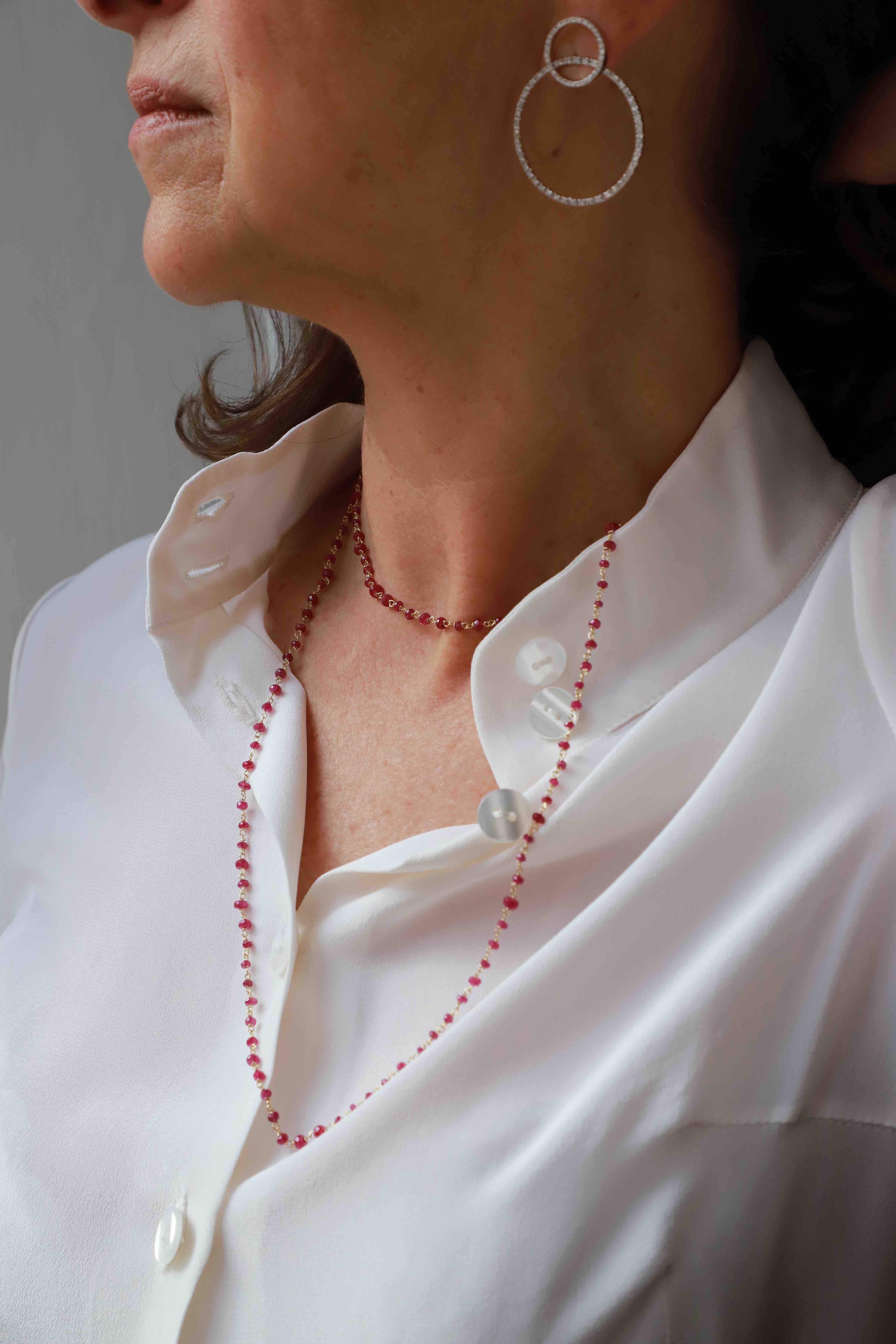 Rossella Ugolini Design Collection/One Style Art Déco 48,40 carats Rubis rouge Or jaune 18 carats Collier Sautoir en perles. Ce collier est réglable en longueur jusqu'à 100 cm et il peut être porté de différentes manières autour du cou.  Un