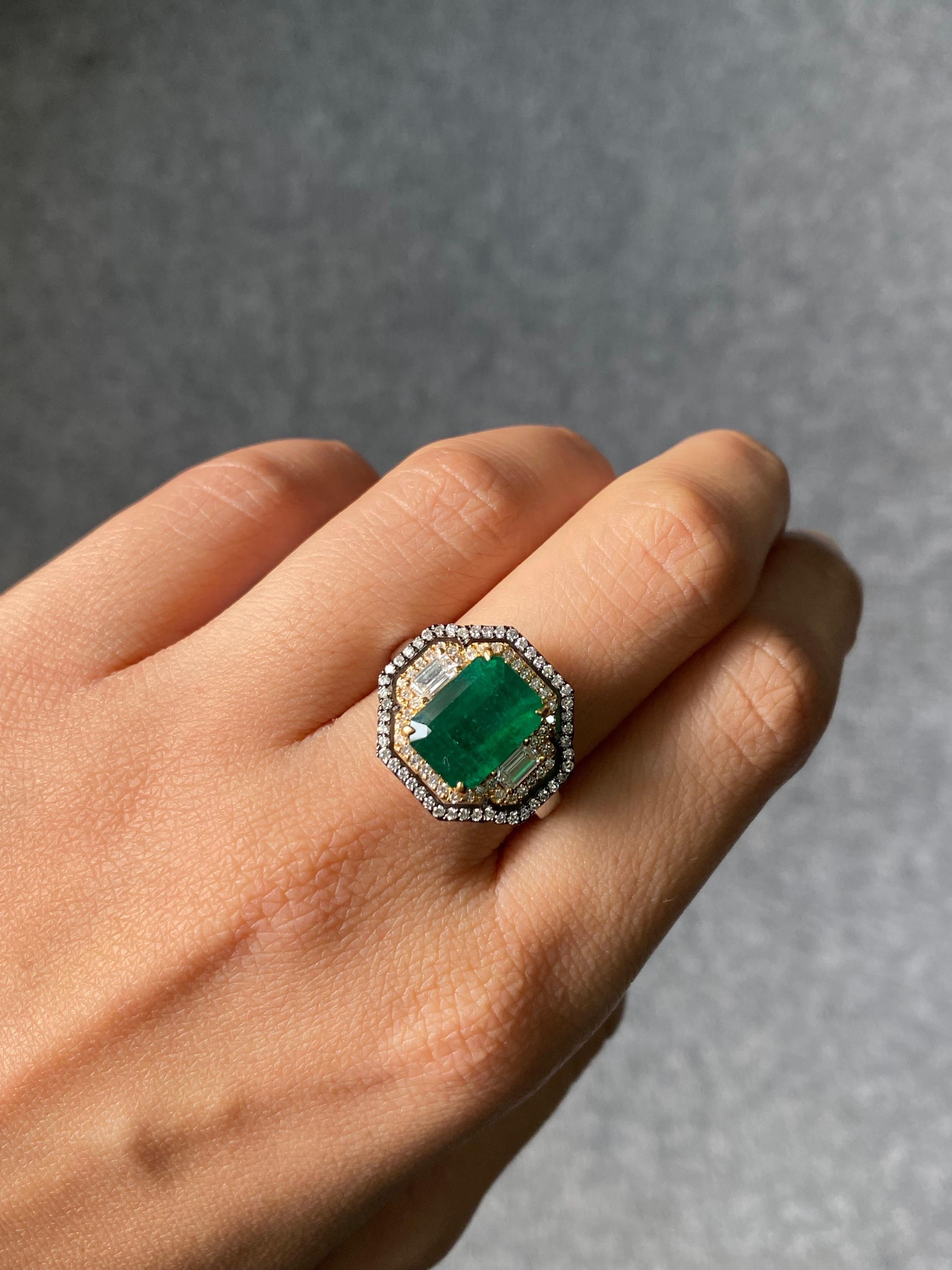 Art Deco Style 4.91ctw Fine Quality Emerald & Diamond Shield French Pave Ring  In New Condition For Sale In Bangkok, Thailand