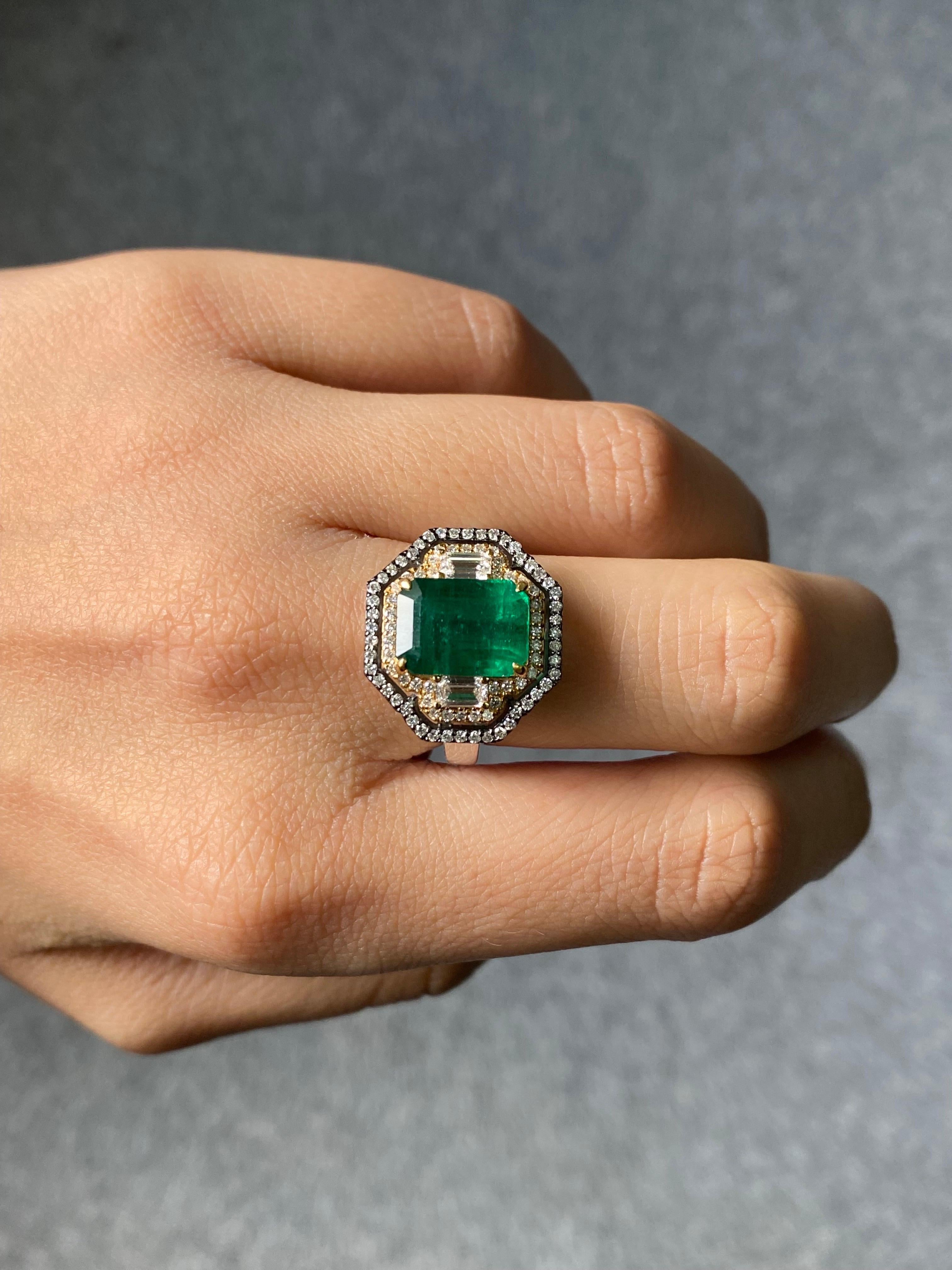 Art Deco Style 4.91ctw Fine Quality Emerald & Diamond Shield French Pave Ring  For Sale 1