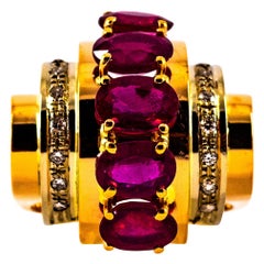 Anillo de cóctel de oro amarillo con diamante blanco talla oval de 5.30 quilates y rubí estilo art déco