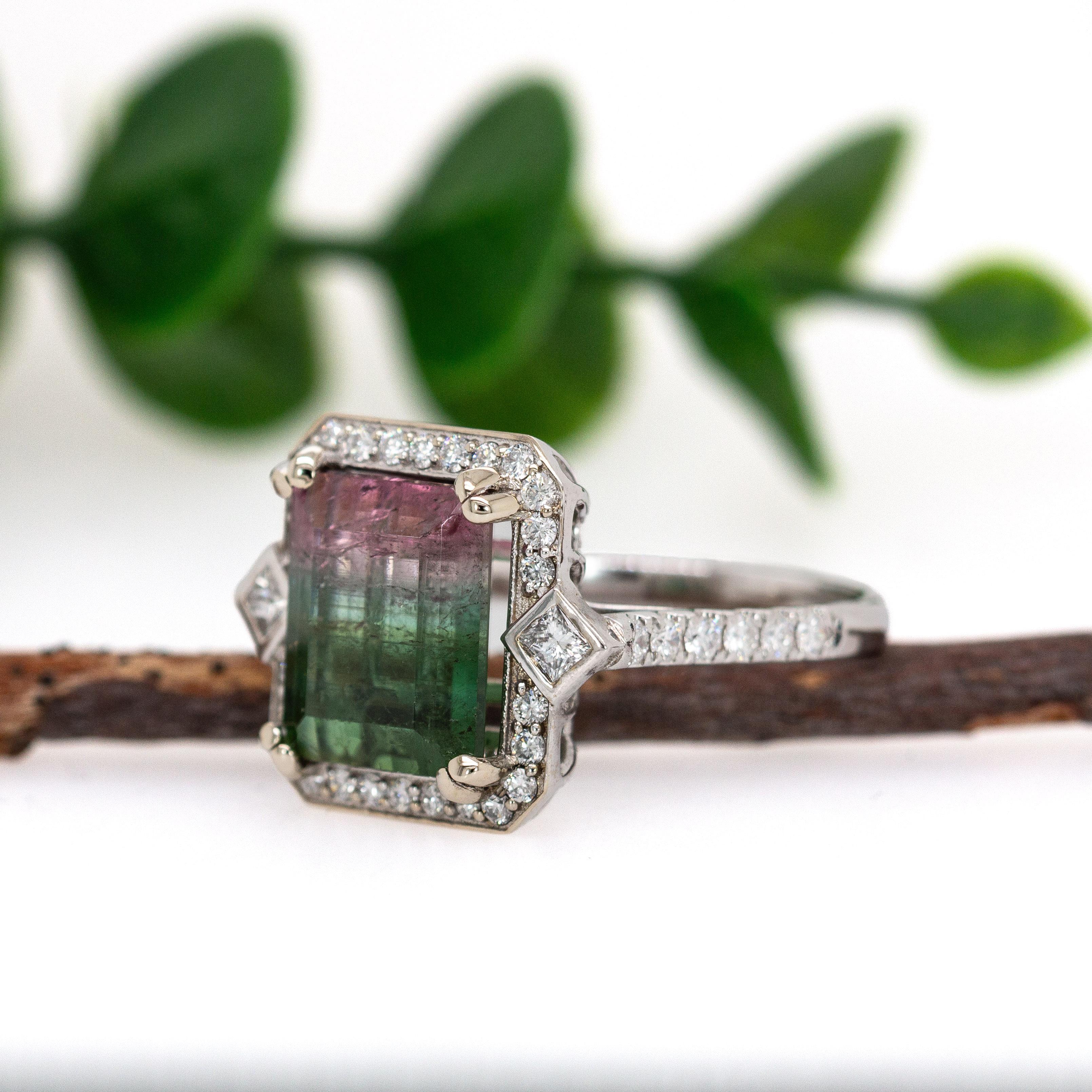 Taglio smeraldo Anello in stile Art Deco con tormalina anguria da 5,37 carati e diamanti naturali in oro 14K in vendita