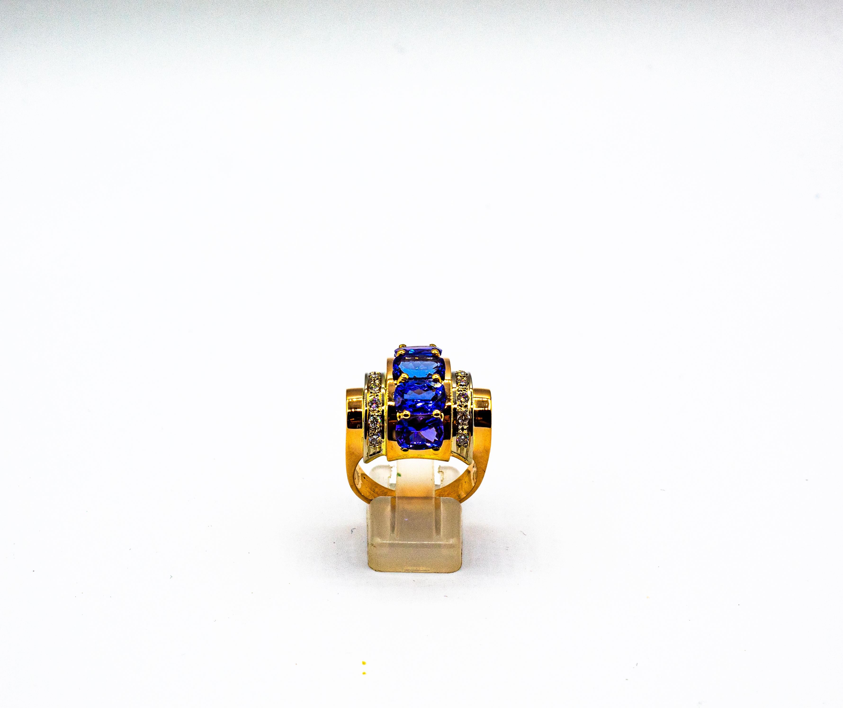 Cette bague est fabriquée en or jaune 14K.
Cette bague contient 0,30 carats de diamants blancs taille brillant.
Cette bague contient 5,68 carats de tanzanites naturelles taillées en coussin.
Cette bague est également disponible avec des rubis, des