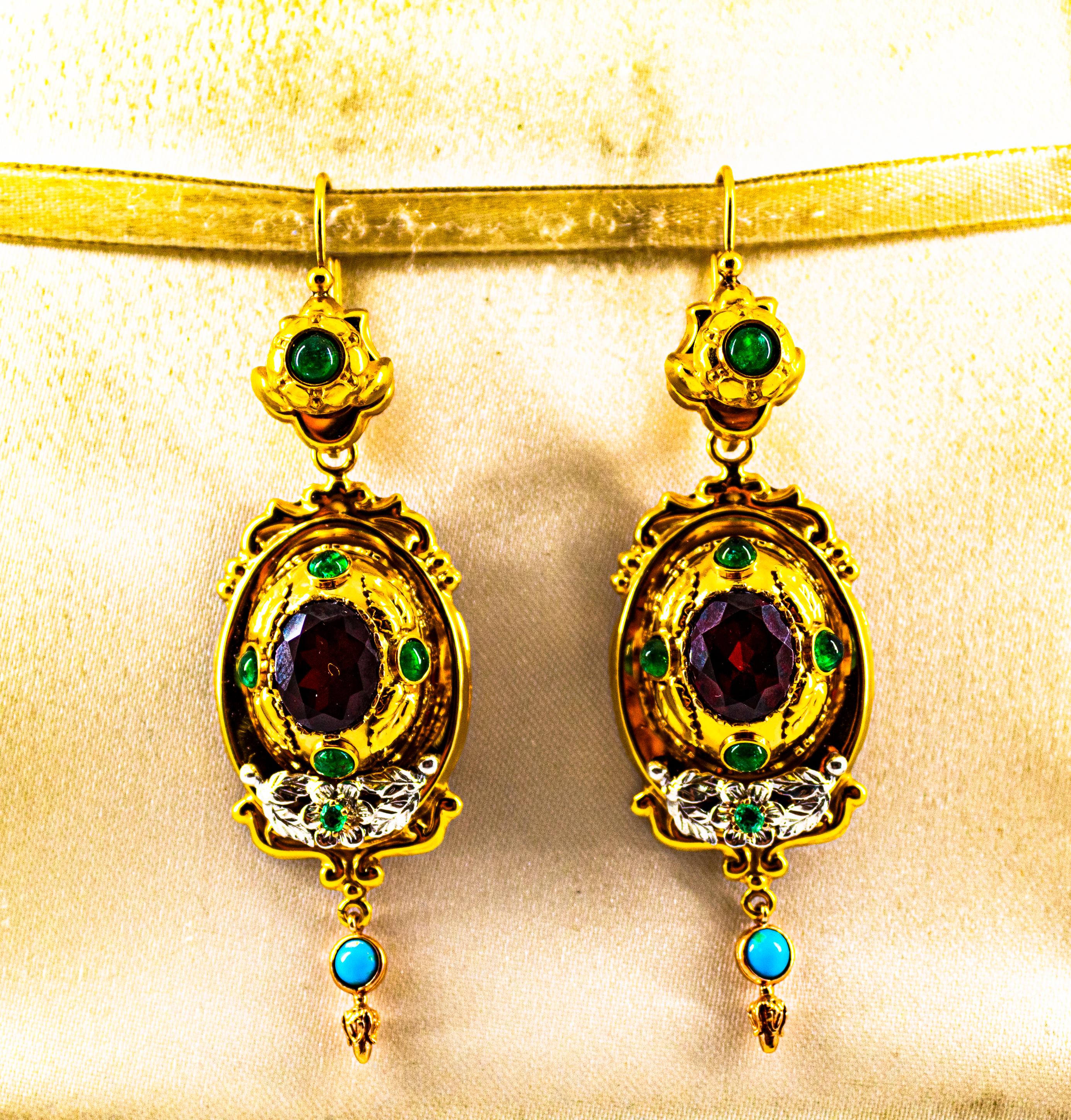 Questi orecchini sono realizzati in oro giallo 9 carati e argento sterling.
Questi orecchini hanno 1,80 carati di smeraldi taglio cabochon.
Questi orecchini hanno 4,00 carati di granati.
Questi orecchini hanno un turchese naturale.

Questi orecchini