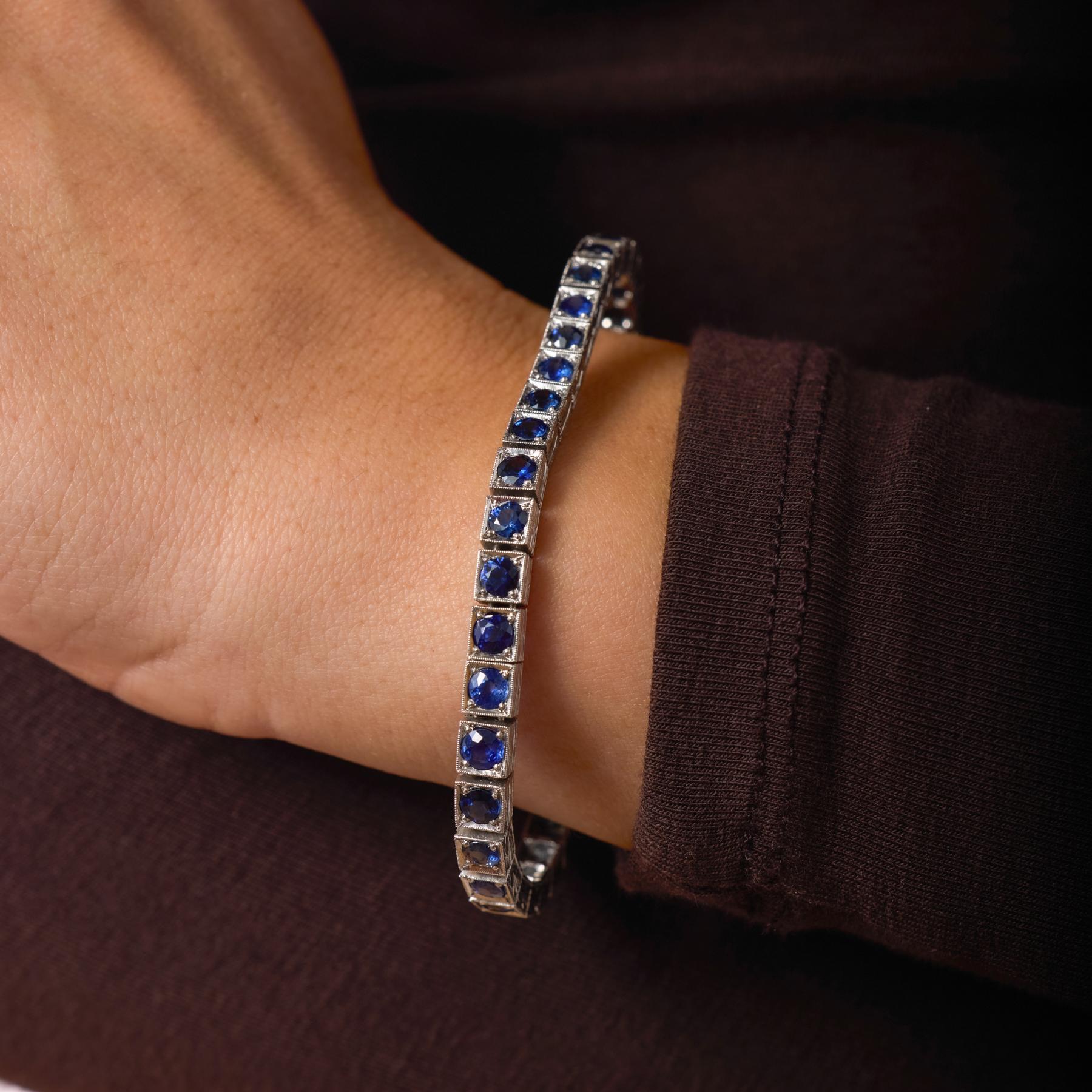 Inspirado en la limpia geometría y el refinado glamour de la época Art Déco, este brazalete de tenis con zafiros exhibe treinta y nueve zafiros redondos de talla brillante engastados en una elegante línea de luminoso platino. Cada zafiro irradia un