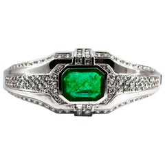 Vintage Art Deco Style 7.10 Carat Emerald 7.40 Carat White Diamond White Gold Bracelet