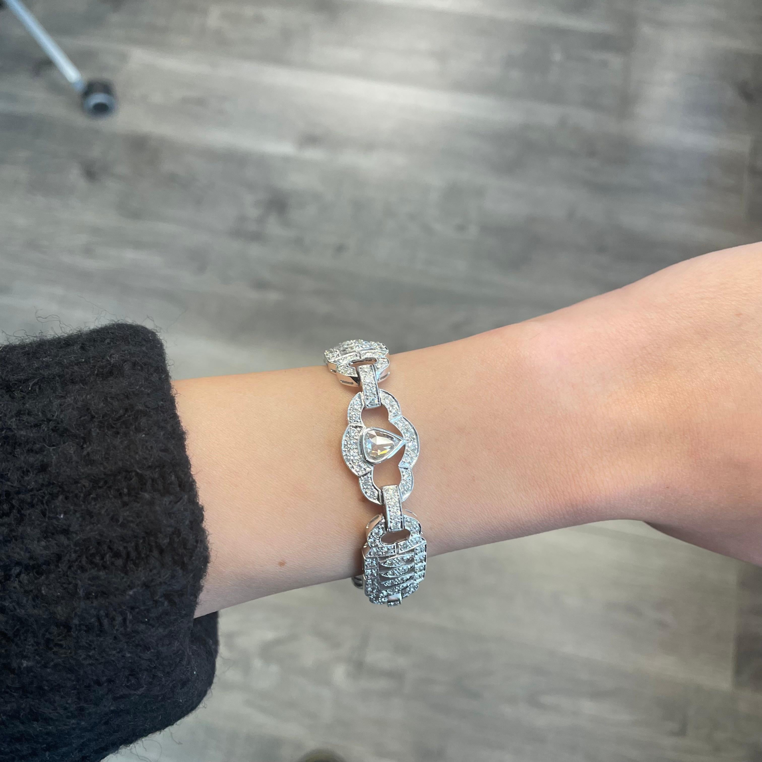 Superbe bracelet d'inspiration art déco avec des diamants taillés en rose.
3 diamants taille rose, 3,05 carats. Couleur approximative H/I et clarté VS2/SI1. 168 diamants ronds, 6,30 carats. Couleur approximative H/I et clarté VS2/SI1. or blanc 18