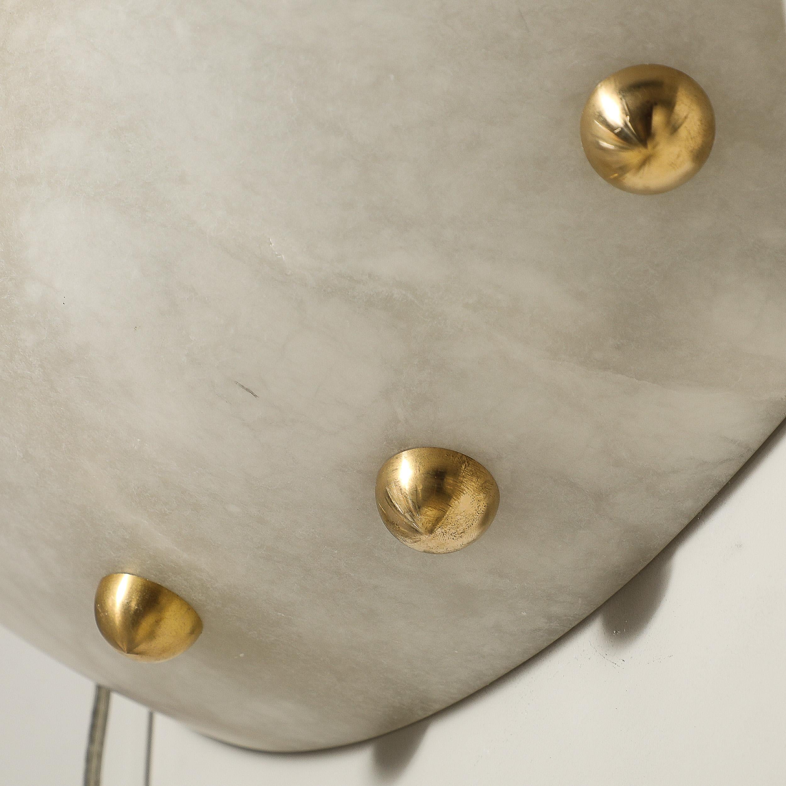 Francese Sconce in stile Art Deco in alabastro con raccordi a sfera in ottone in vendita
