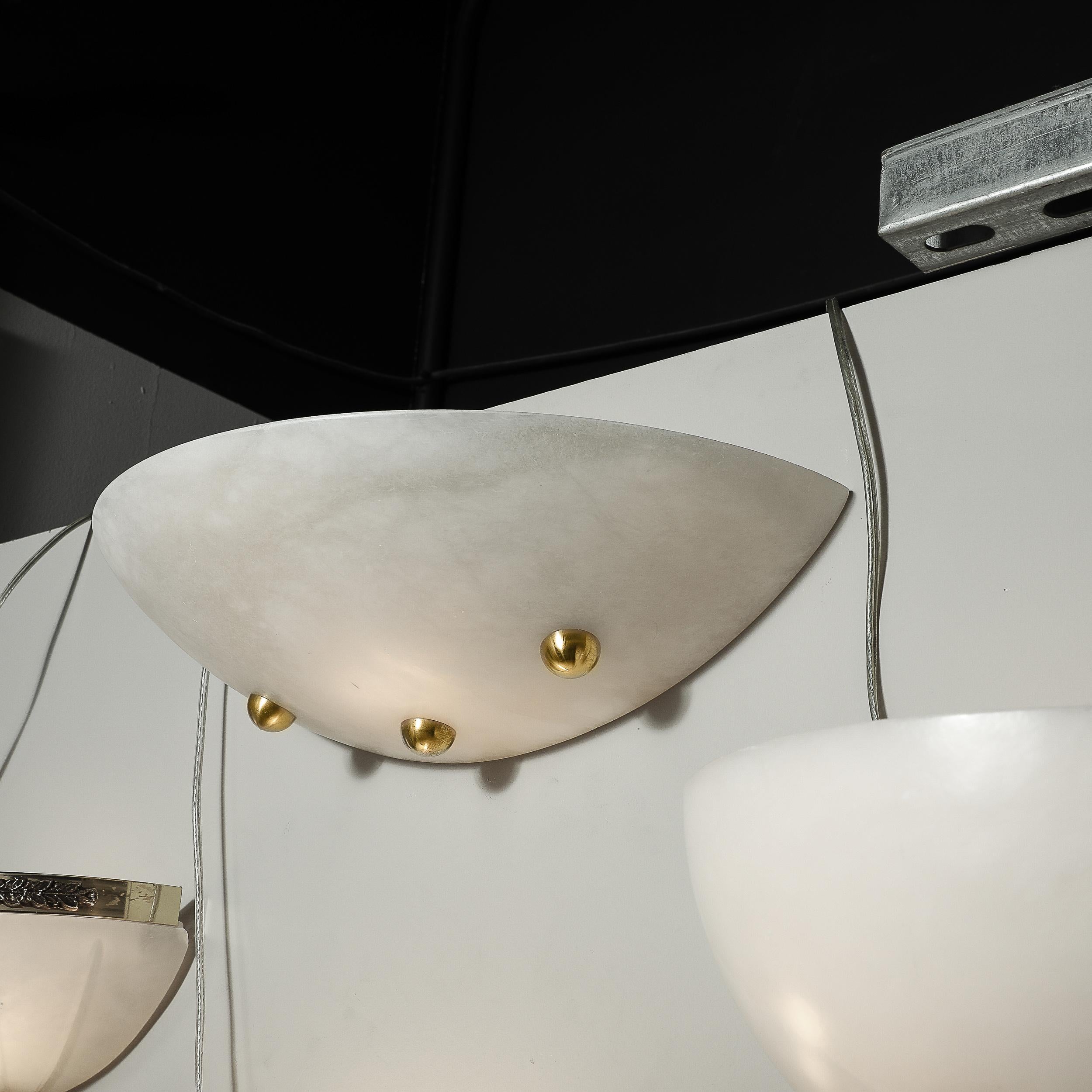 XX secolo Sconce in stile Art Deco in alabastro con raccordi a sfera in ottone in vendita