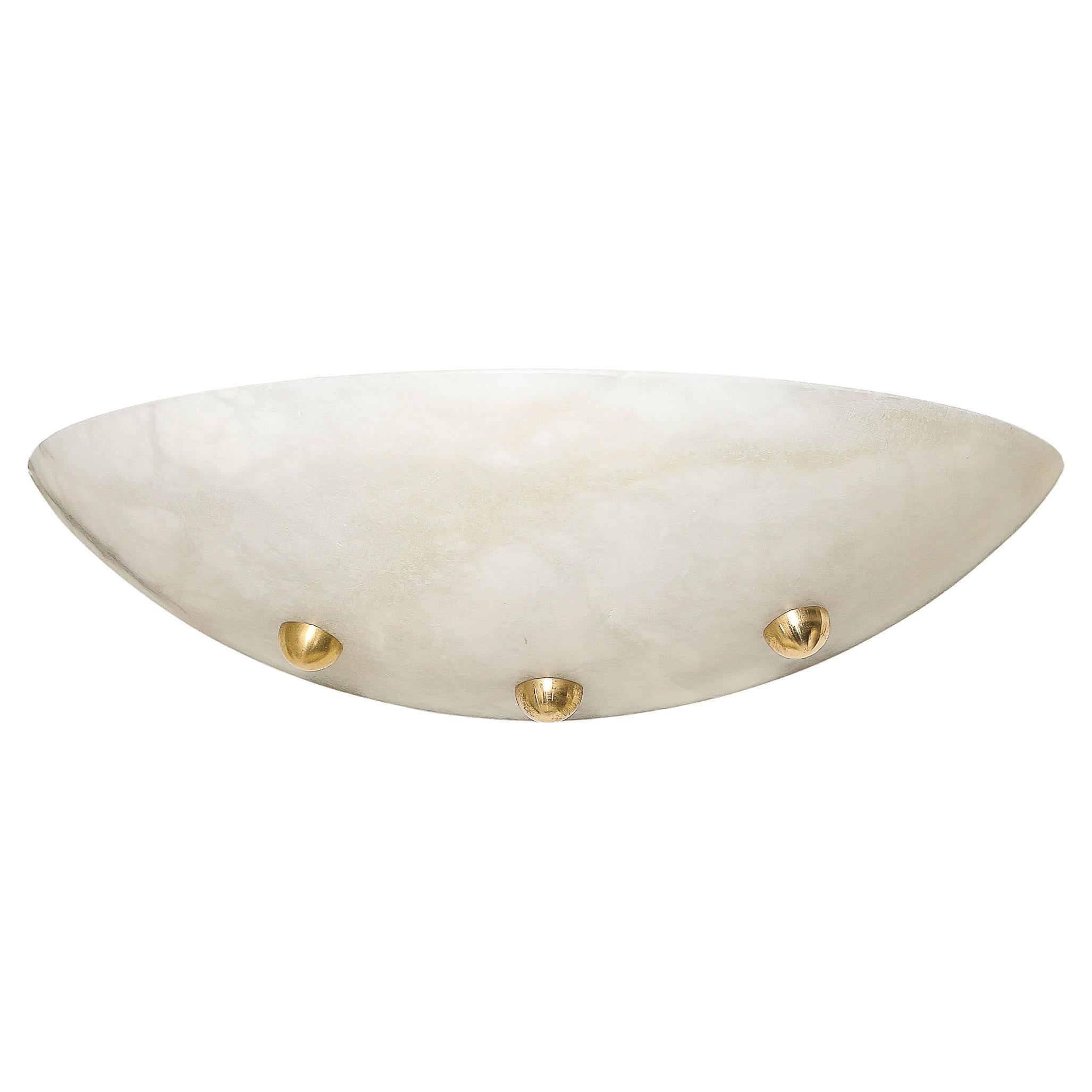 Sconce in stile Art Deco in alabastro con raccordi a sfera in ottone in vendita