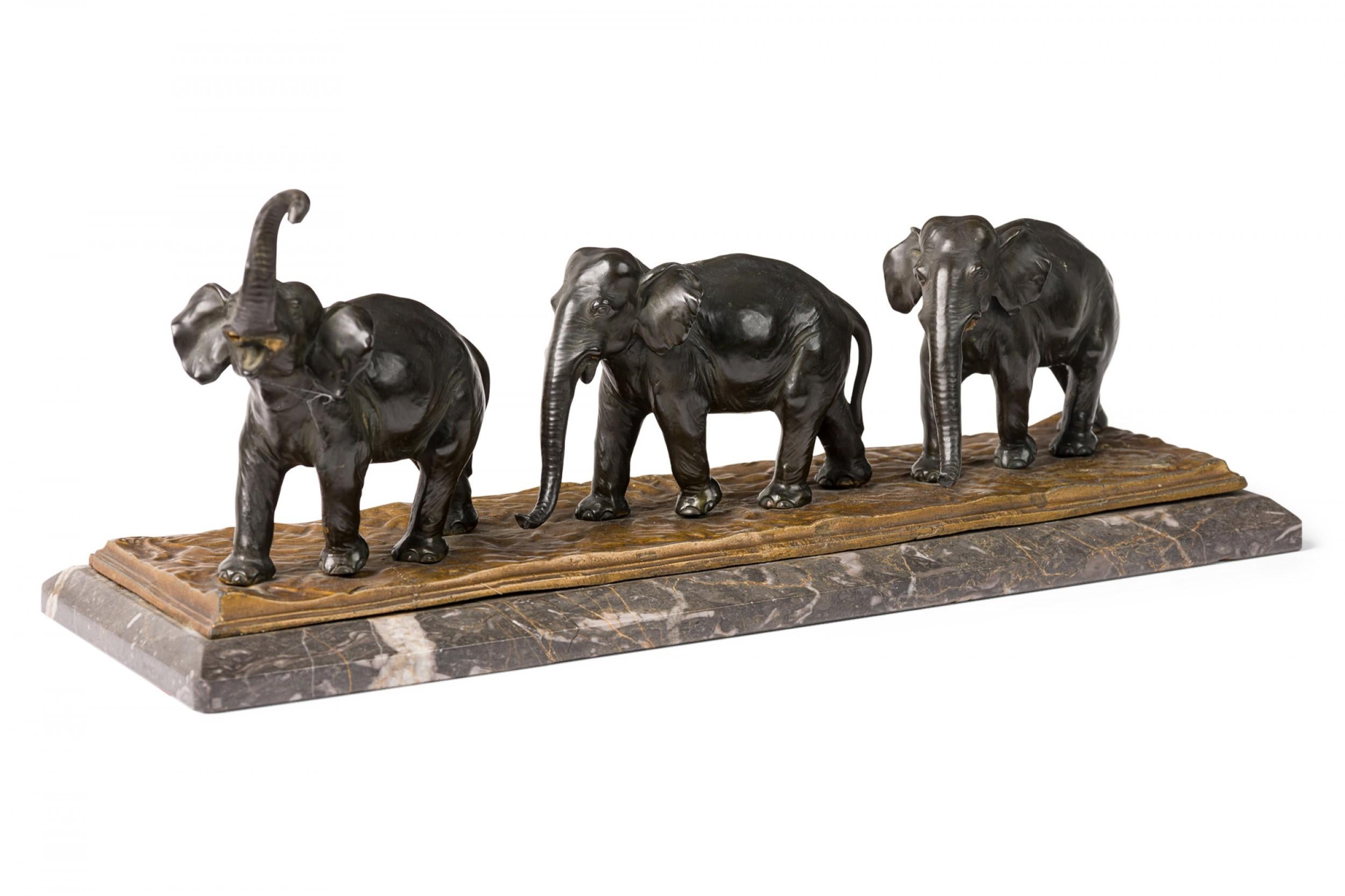 Escultura de mármol de metal fundido estadounidense de estilo Art Déco de tres elefantes marchando Art Decó en venta