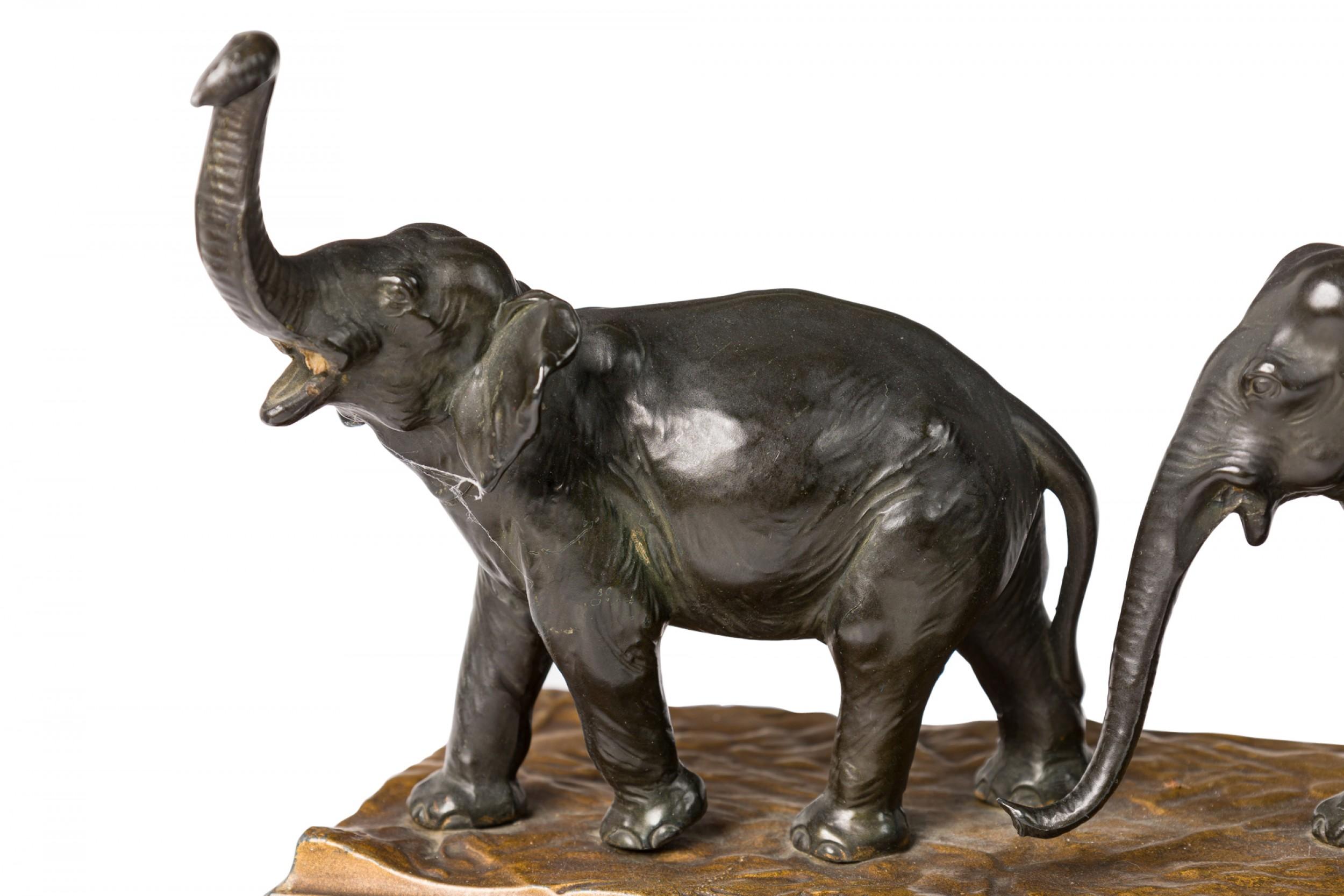 Escultura de mármol de metal fundido estadounidense de estilo Art Déco de tres elefantes marchando Estadounidense en venta