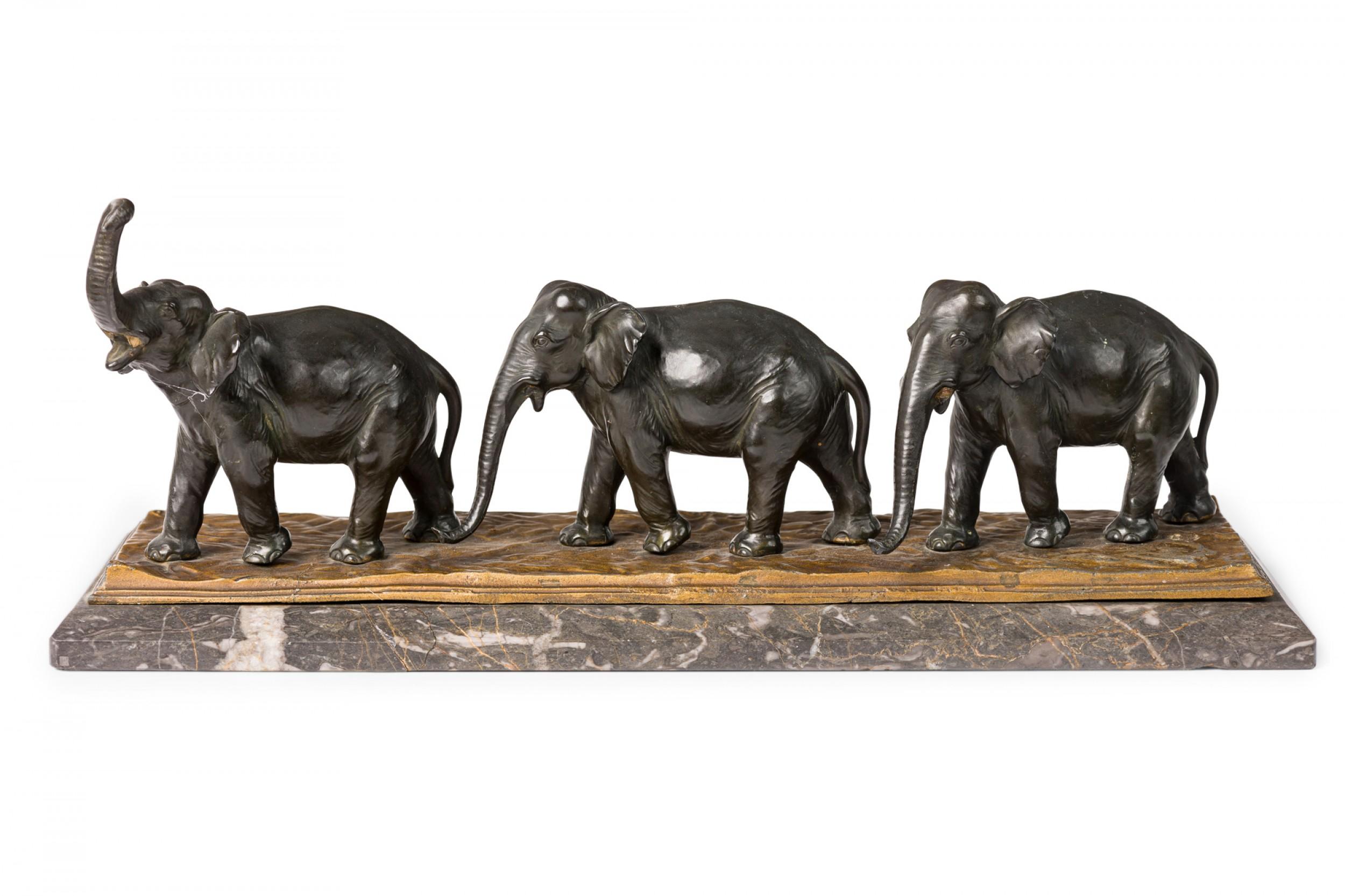 Escultura de mármol de metal fundido estadounidense de estilo Art Déco de tres elefantes marchando Dorado en venta
