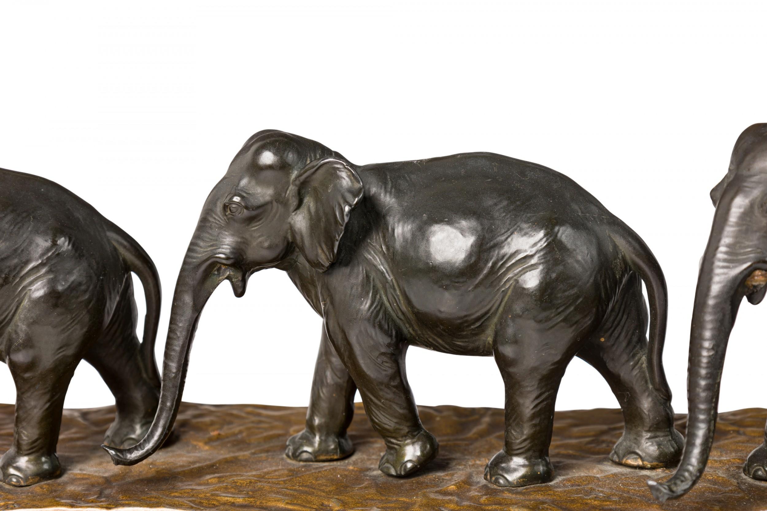 Escultura de mármol de metal fundido estadounidense de estilo Art Déco de tres elefantes marchando en Bueno estado para la venta en Queens, NY