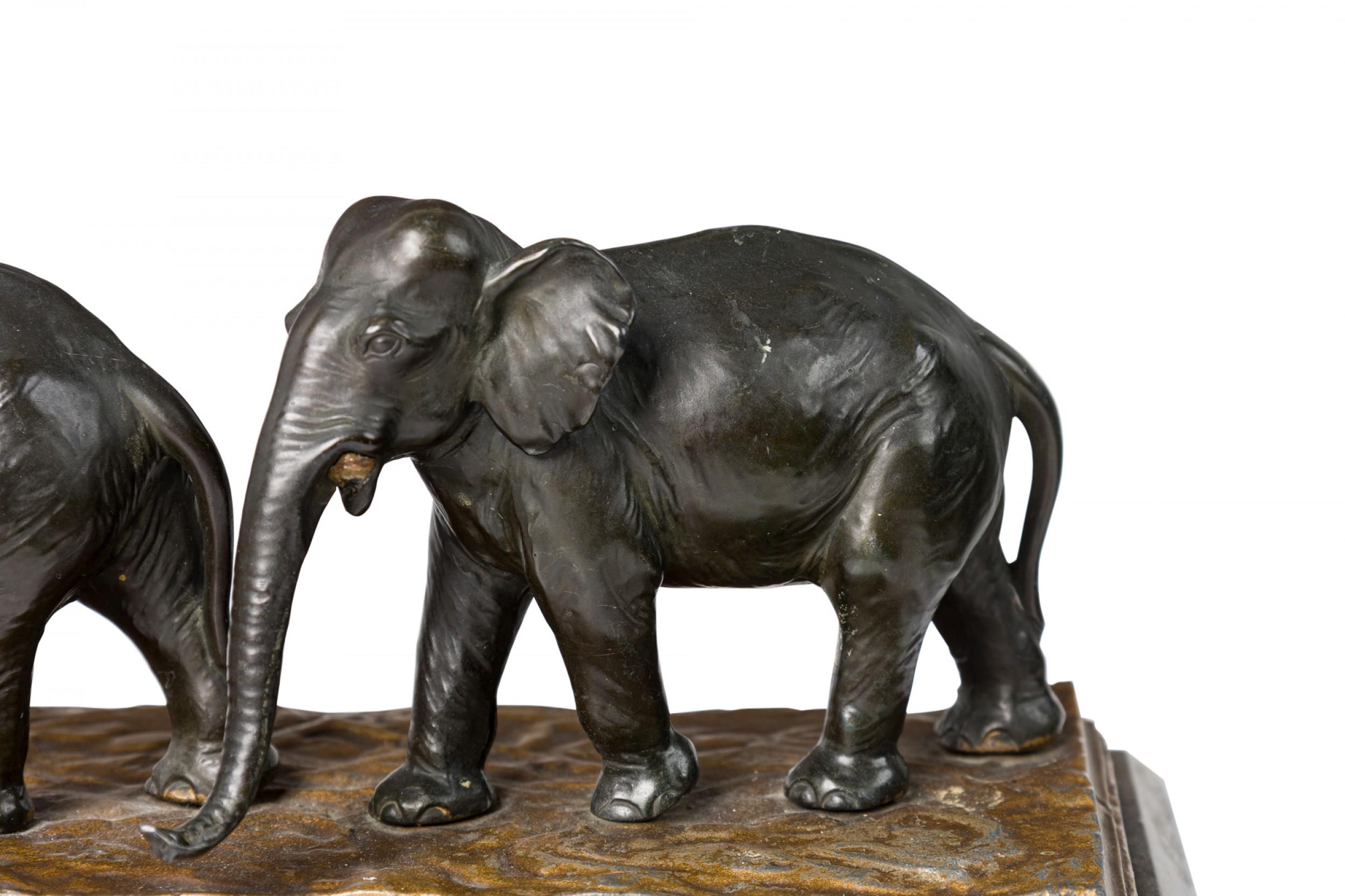 Escultura de mármol de metal fundido estadounidense de estilo Art Déco de tres elefantes marchando siglo XX en venta