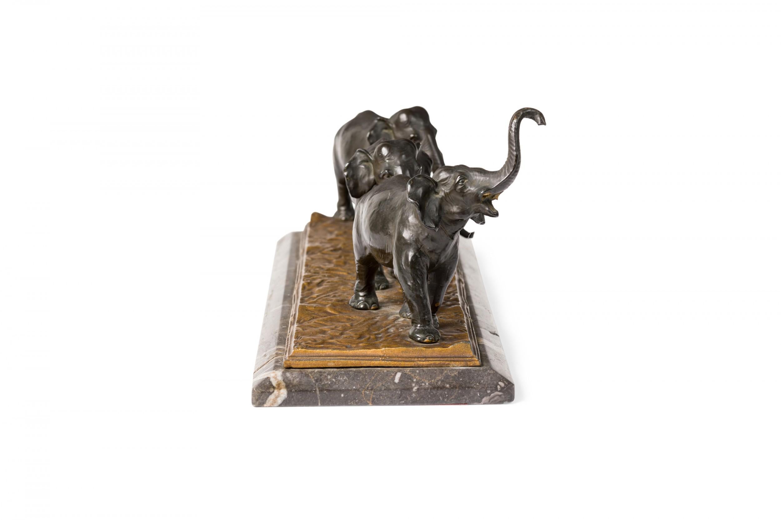 Escultura de mármol de metal fundido estadounidense de estilo Art Déco de tres elefantes marchando Bronce en venta