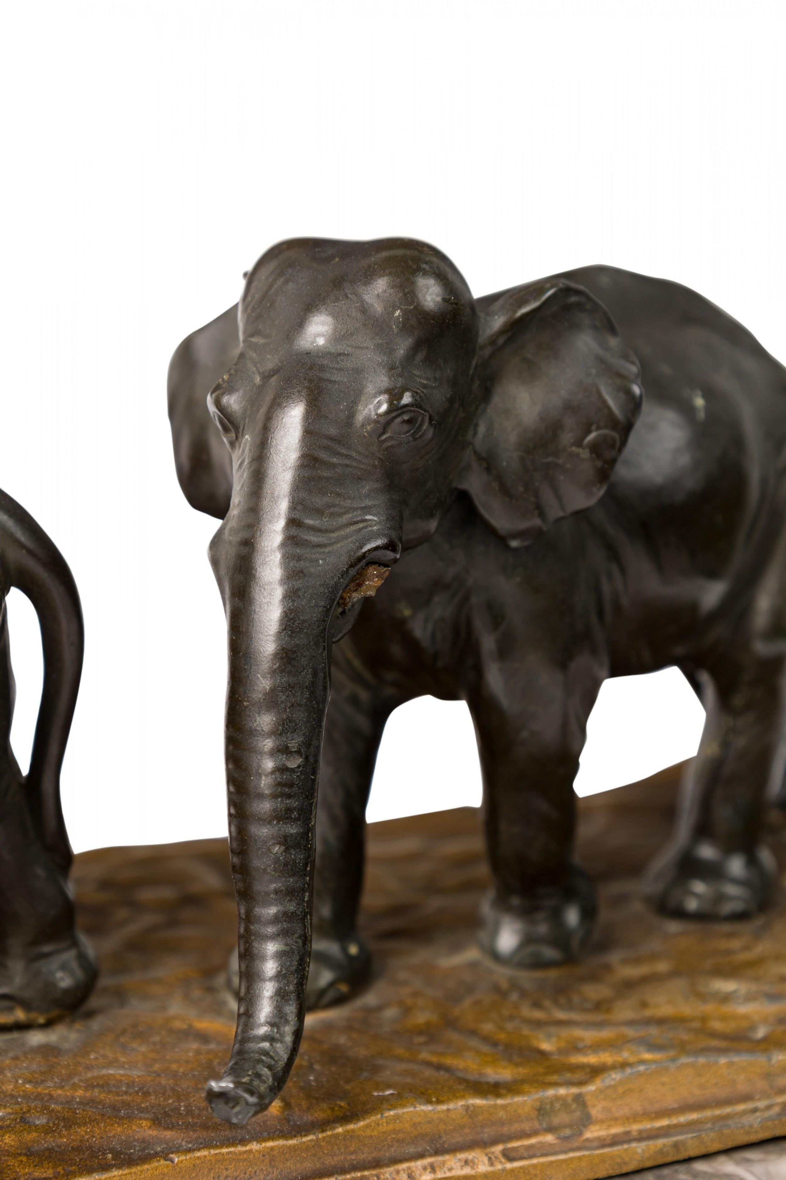 Escultura de mármol de metal fundido estadounidense de estilo Art Déco de tres elefantes marchando en venta 1