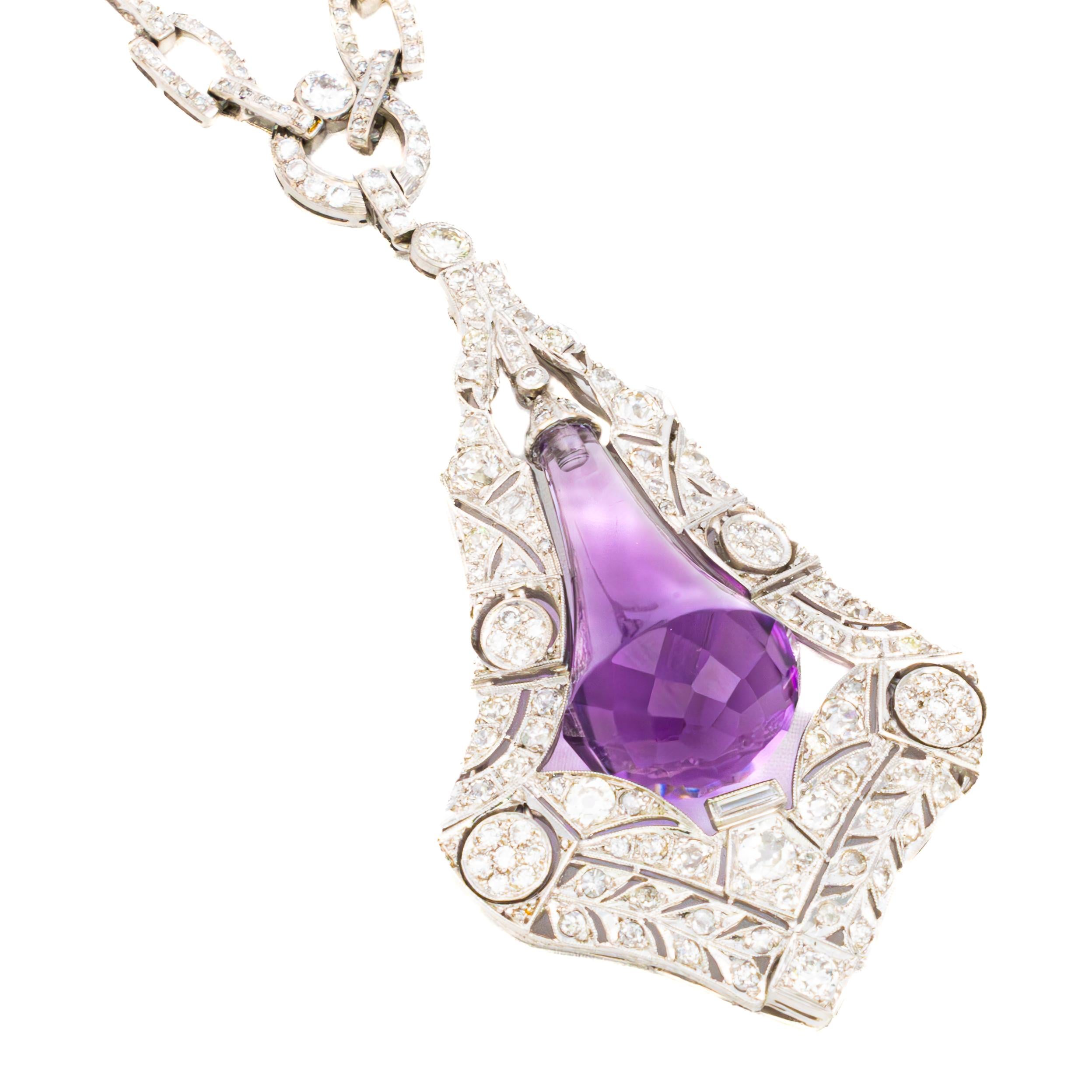 Collar Colgante Gota Amatista y Diamantes Estilo Art Déco

Este elegante collar presenta una gota de amatista cabujón enmarcada por diamantes talla redonda en un engaste clásico de estilo Art Decó. El colgante cuelga de una cadena de eslabones