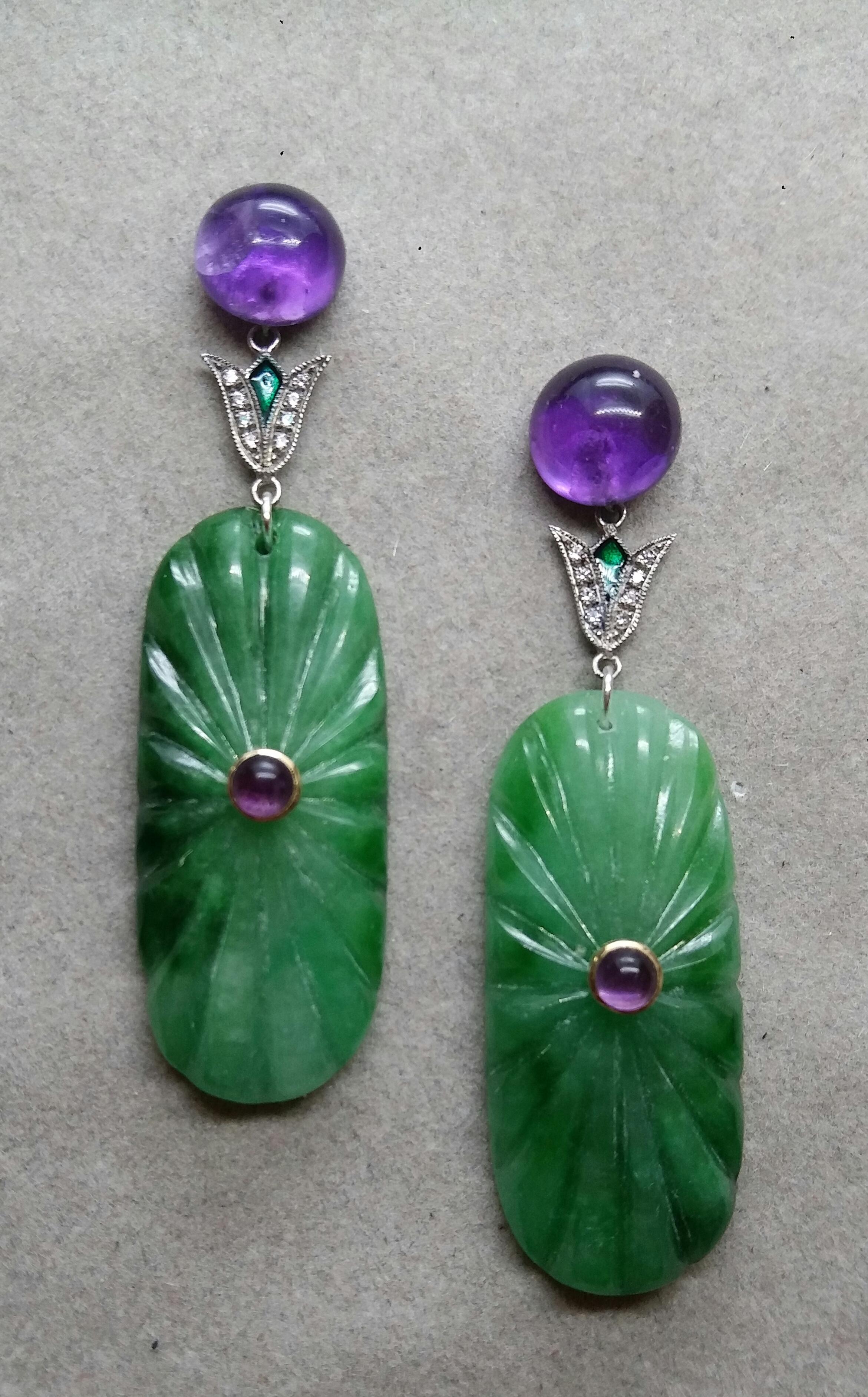 Art Deco Stil Amethyst Gold Diamanten Grün Emaille Gravierte Jade Tropfenohrringe (Art déco) im Angebot