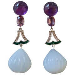 Boucles d'oreilles en goutte de style Art déco en améthyste, péridot, calcédoine, or, diamants et émail