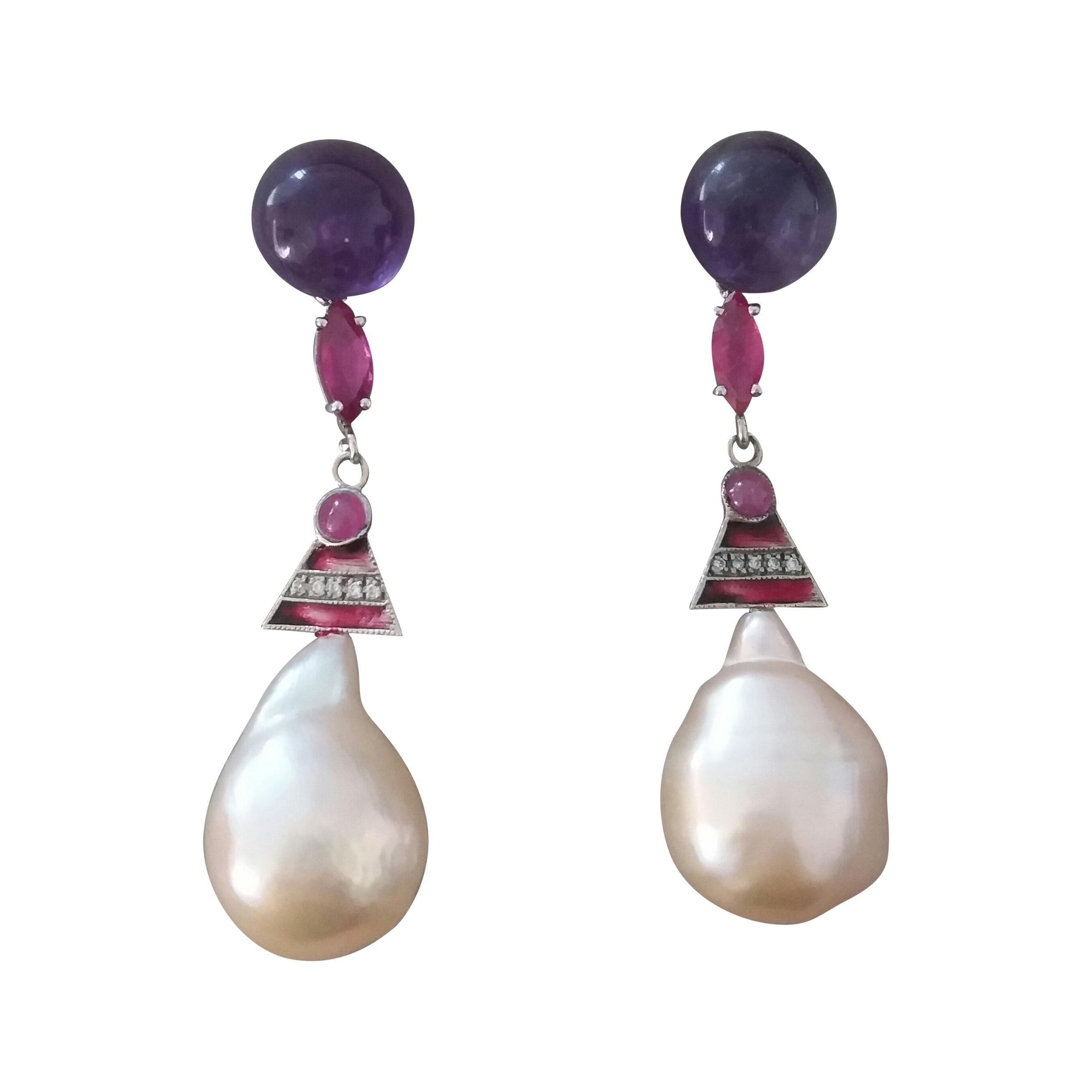 Boucles d'oreilles de style Art déco en or, améthyste, rubis, émaux, diamants et perles baroques crème
