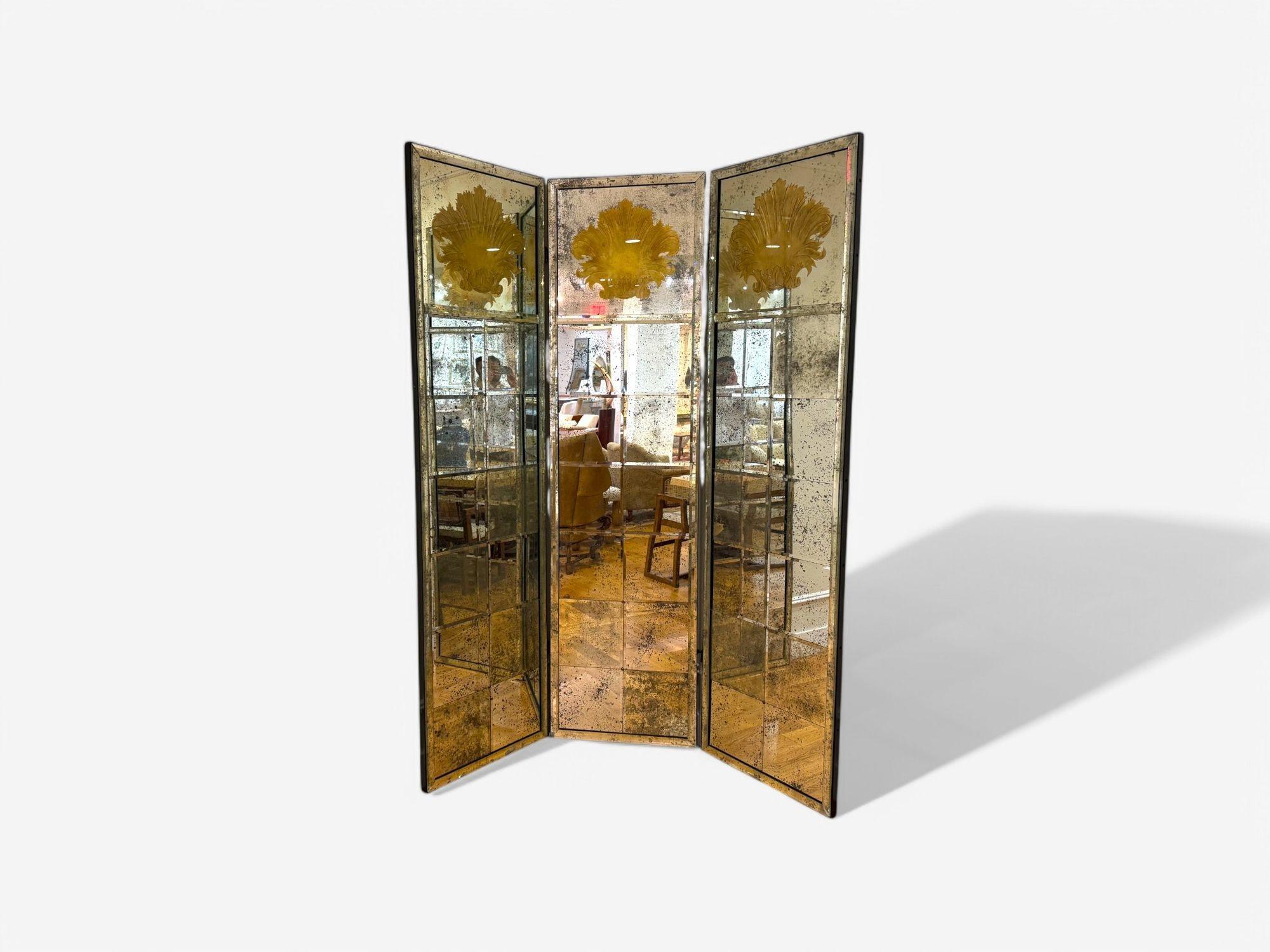 Style Art déco, verre antique, miroir vieilli, séparation de pièces, paravent, États-Unis, 20 C.

Monumentale séparation de pièces ou paravent à trois panneaux en miroir de style Art déco. Chaque miroir est doté d'un panneau de miroir en relief
