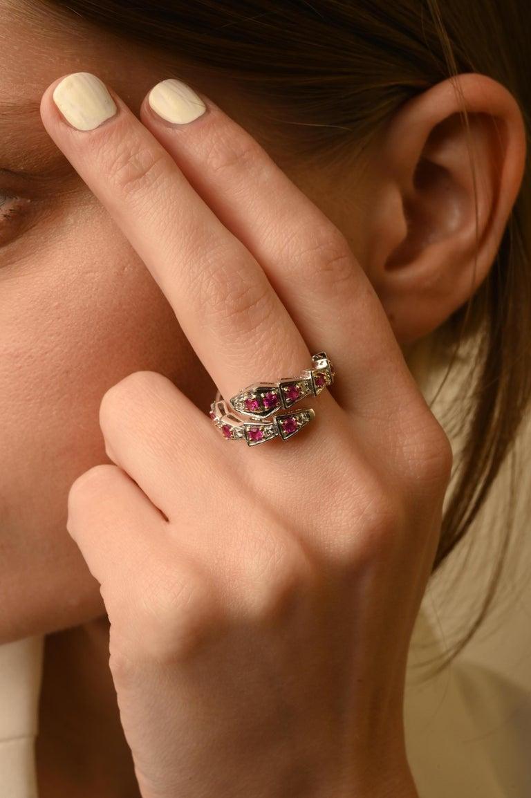 En venta: Anillo Cóctel Serpiente Antiguo de Rubíes y Diamantes Estilo Art Déco en Oro Blanco de 14k  11