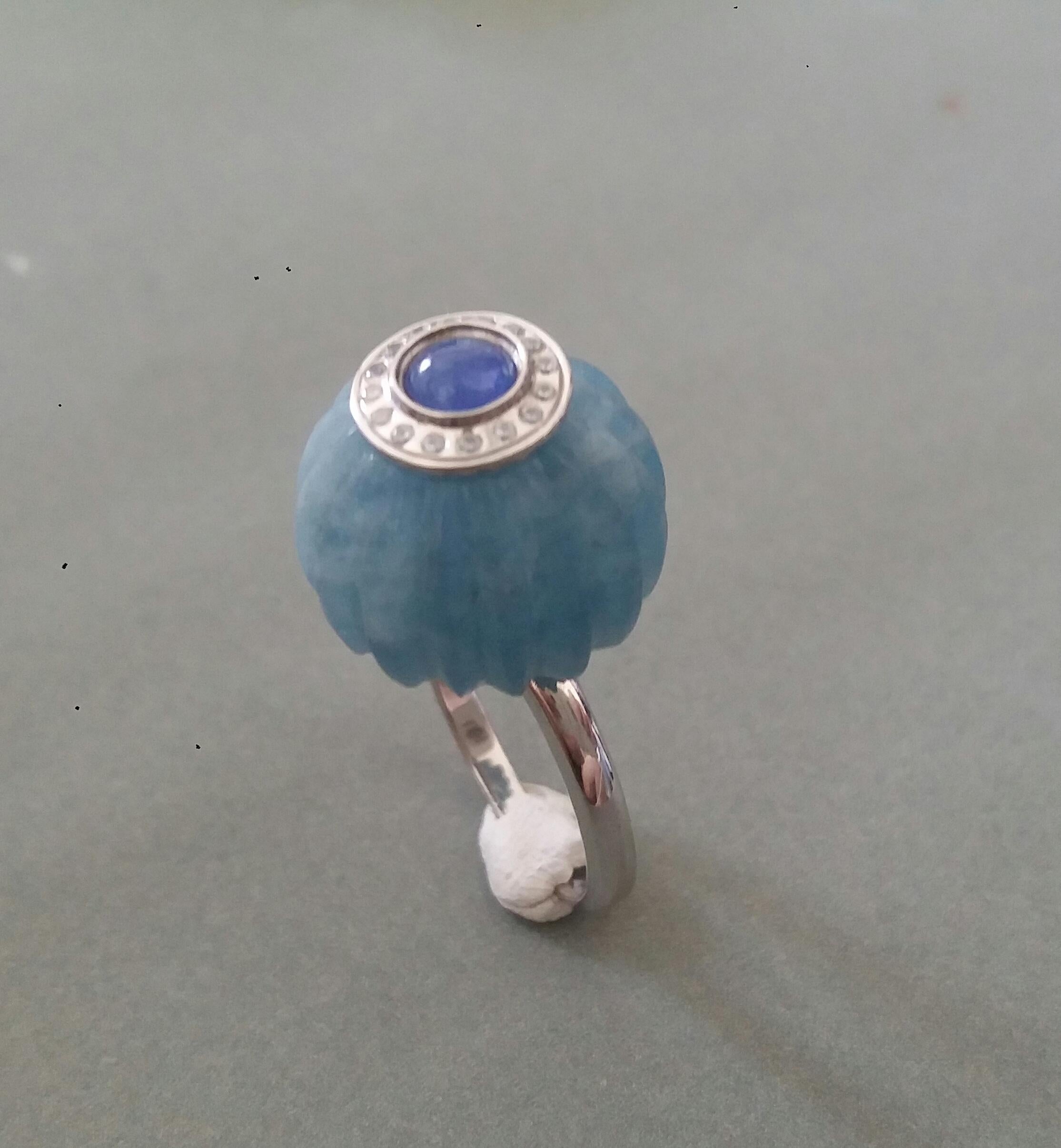 Taglio misto Anello da cocktail in stile Art Carved con zaffiro blu intagliato e diamanti d'oro in vendita