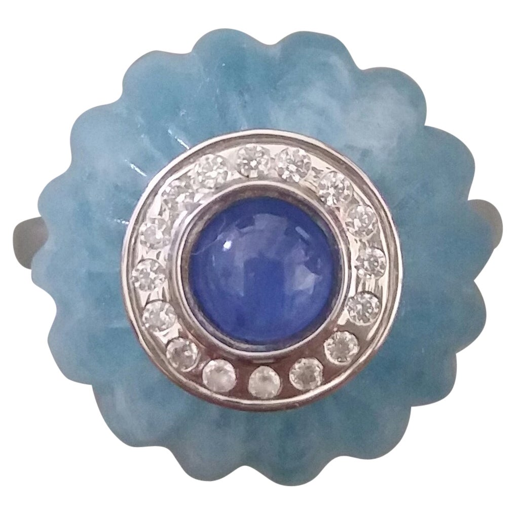 Cocktailring im Art-Déco-Stil mit Aquamarin, geschnitztem Kugelblauem Saphir und Golddiamanten