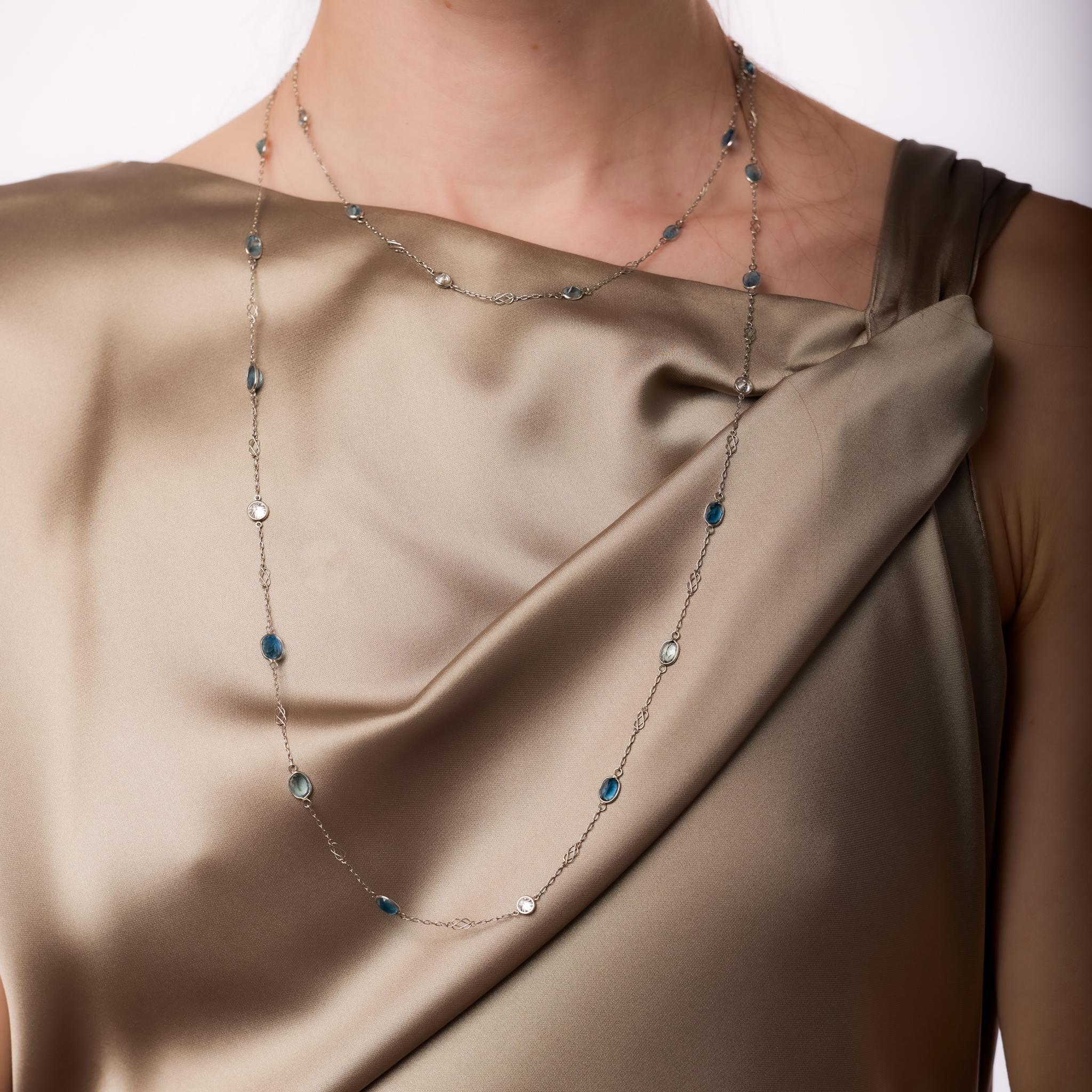 Questa catena in platino in stile Art Deco presenta 22 acquamarine taglio ovale per un totale di 11,60 carati, impreziosite da 7 diamanti rotondi taglio brillante per un totale di 3,30 carati, colore D-E, purezza VS. Un design sorprendente e