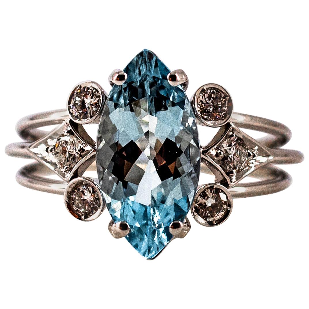 Anillo de cóctel de oro blanco con diamantes talla brillante y aguamarina estilo art déco