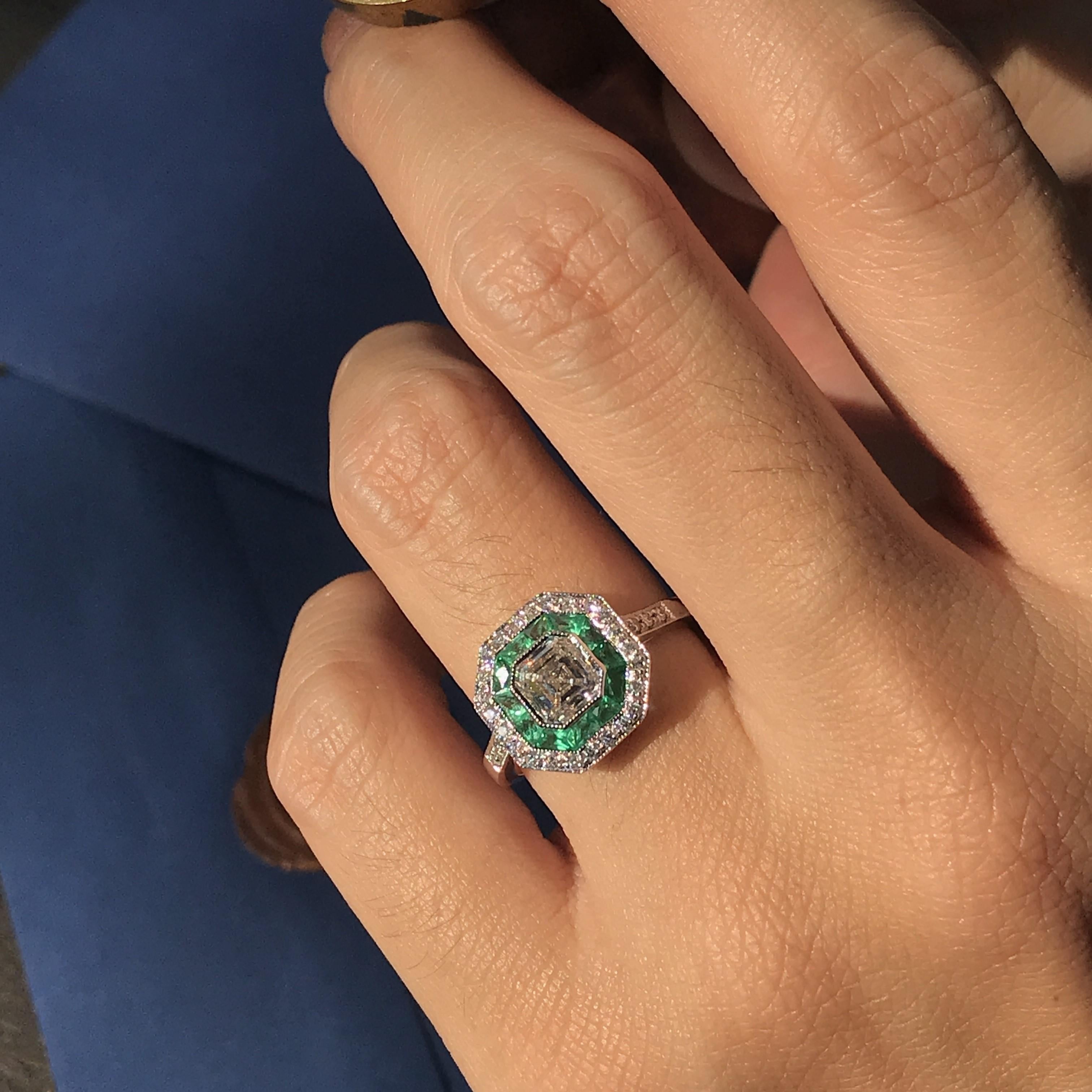 Verlobungsring aus 18 Karat Weißgold mit Diamanten im Asscher-Schliff und Smaragd im Art déco-Stil Damen im Angebot
