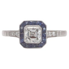 Anello di fidanzamento aureolato con diamanti e zaffiri taglio Asscher in stile Art Deco