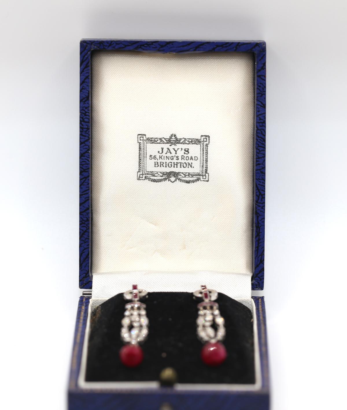 Boîte pour boucles d'oreilles de style Art déco, rubis, rubis et diamants baguettes, 1970 en vente 5