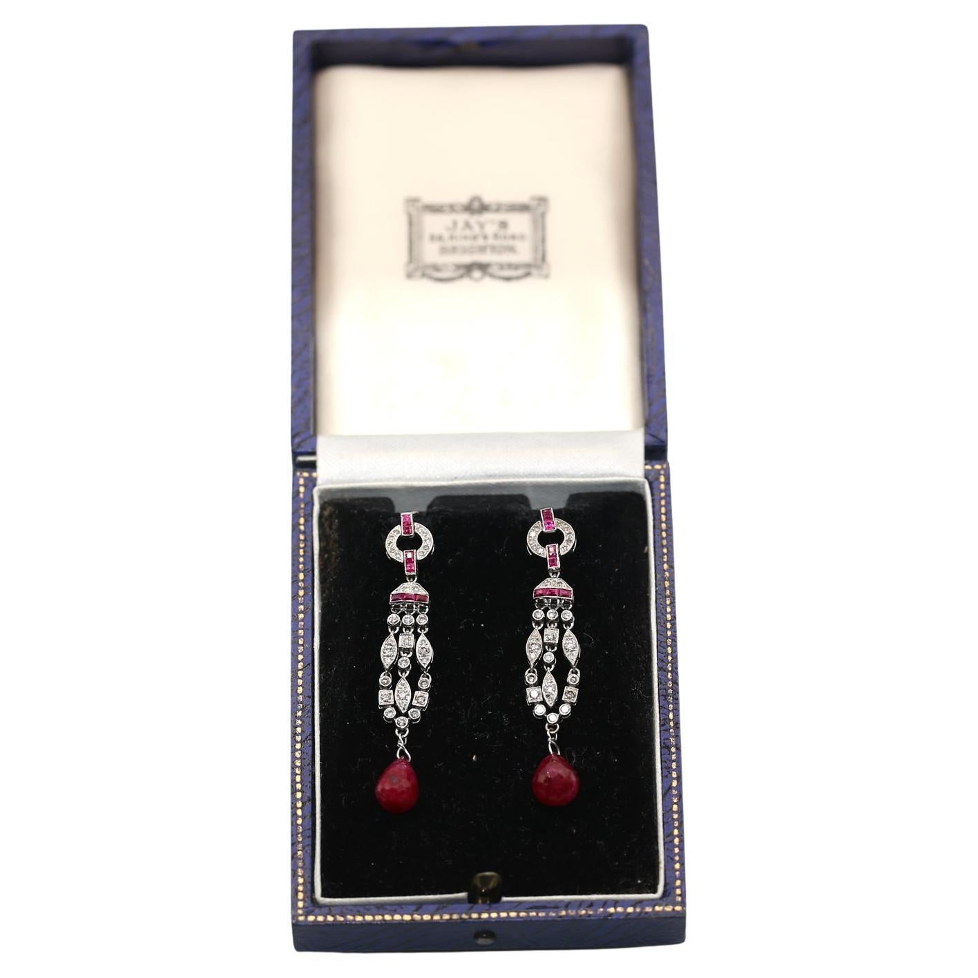 Boîte pour boucles d'oreilles de style Art déco, rubis, rubis et diamants baguettes, 1970 en vente