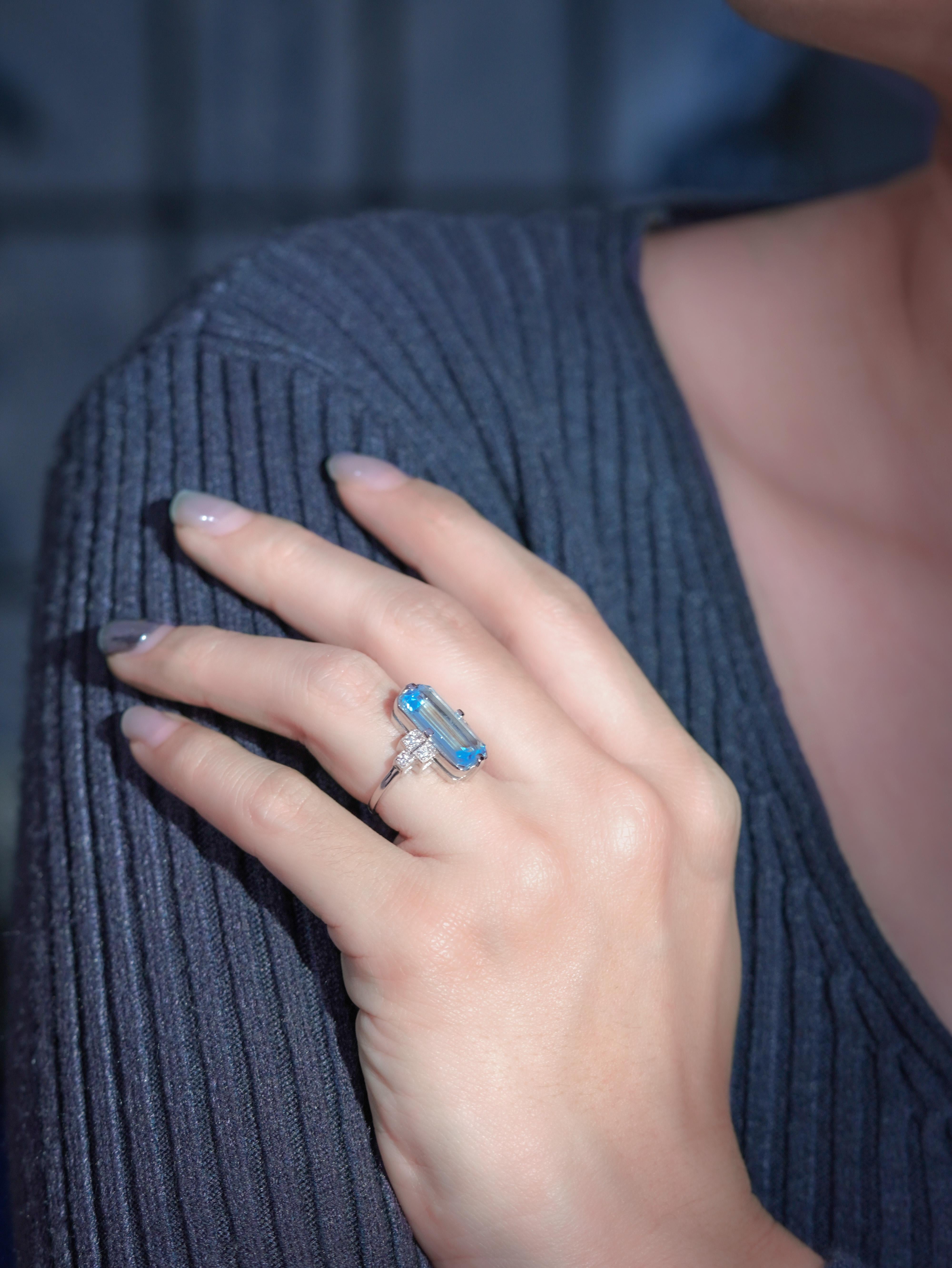 Anillo de cóctel de diamantes topacio azul talla baguette estilo art déco en oro blanco de 9 quilates Art Decó en venta