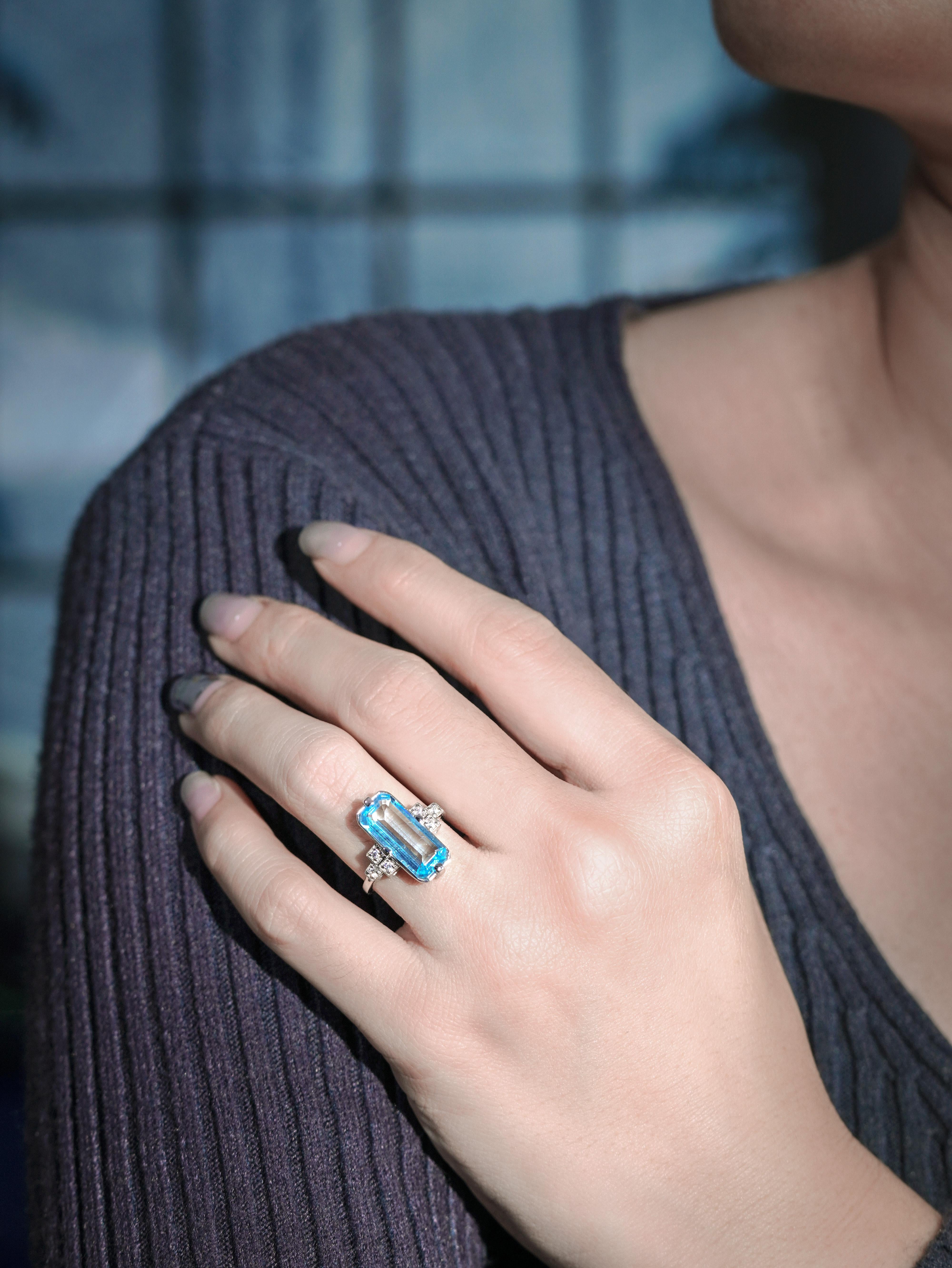 Anillo de cóctel de diamantes topacio azul talla baguette estilo art déco en oro blanco de 9 quilates Corte baguette en venta